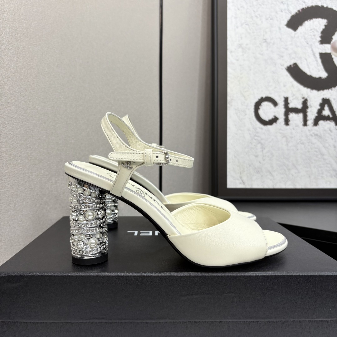 NO:227379,CHANE*｜Xiaoxiang 25P Spring and Summer New Product Series Double C High Heel Slippers This season's mesh lace is breathtakingly beautiful!  It is hazy and can't see clearly. Whether it is a clothes or a skirt, it is faintly sexy when worn on a woman. It is very dreamy and romantic, playful and cute, full of temperament, and it is fashionable and modern, revealing a hint of elegant charm!  This shoe satisfies all girls' fantasies about high heels. It has a girlish feel and can also be worn to look like a goddess!  The upper is made of custom imported sheepskin, the inner tiptoe is all lambskin, Italian imported cowhide, heel height 8cm zesi35-39 (customized by 40/41), sandals, chanel, sandals, high heels, slippers, skirts, cowhide, sheepskin, sheep19860909CHANE*｜小香25P春夏新品 系列双C高跟拖鞋 这一季的网纱蕾丝美得让人窒息！ 朦胧看不清,不管是衣服还是裙子 穿在女人身上,若隐若现的小性感 很梦幻很浪漫,俏皮可爱,气质十足 又不失时尚现代感,透出丝丝优雅魅力！ 这款鞋满足了女生对高跟鞋的所有幻想 既有少女感,也可以穿出女神范！ 鞋面采用定制进口羊京羊皮 内里踮脚均为小羊皮 意大利进口牛皮大底 跟高8cm zesi35-39（40/41定制）,凉鞋,chanel,sandals,high heels,slippers,skirts,cowhide,sheepskin,sheep,Women's Shoes