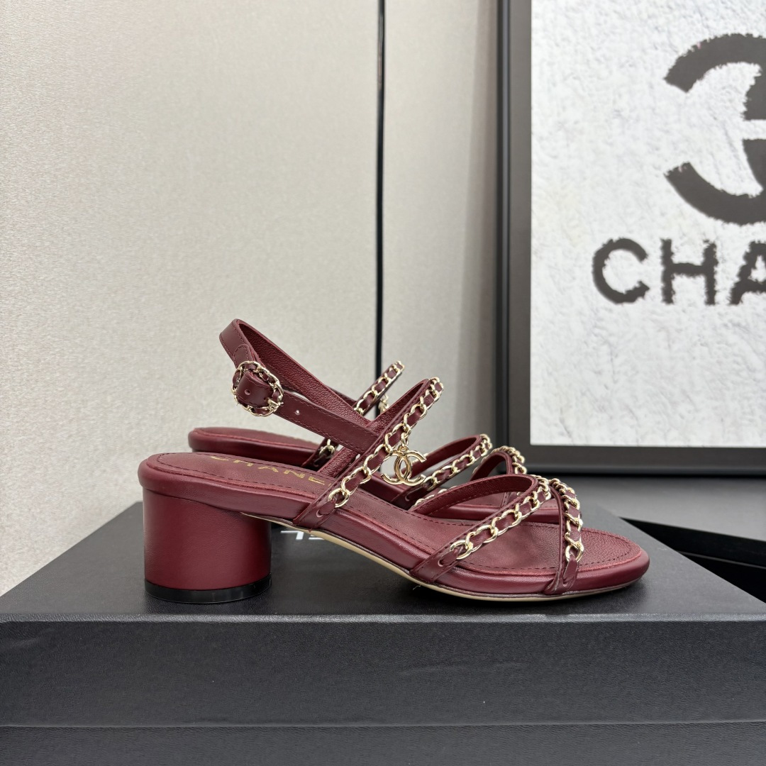 NO:227367,2025★★★★★★ Many celebrities are here to watch, a versatile series that domestic and foreign bloggers are popular. A must-have for spring and summer wardrobe matching. Sandals are the first choice. Upper imported sheepskin inner lining: imported crystal sheepskin inner lining, original mold-open custom leather sole Shoe size: 35-39 (34, 40, 41, customized without return and exchange) Delivery luxury latest counter synchronous packaging, sandals, sandals, sheepskin198609092025★★★★★ 众多明星网红上脚,国内外博主刷爆的一个百搭系列,春夏衣橱搭配必备 凉鞋首选. 鞋面进口羊皮  内里: 进口水晶羊皮内里 大底原版开模定制真皮底 鞋码: 35-39（34、40、41、定做不退换） 配送豪华最新专柜同步包装,凉鞋,sandals,sheepskin,Women's Shoes