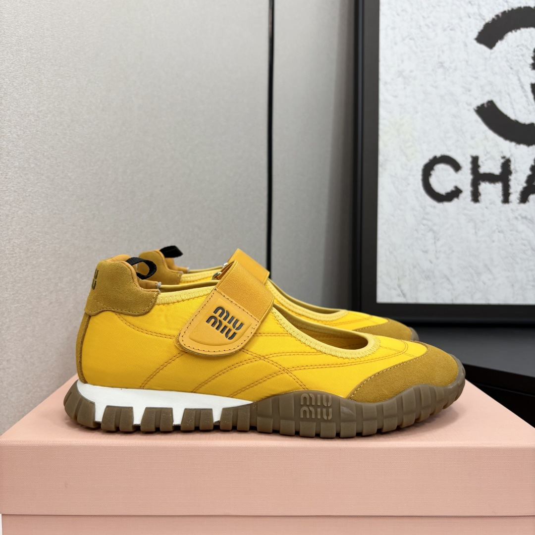 NO:227360,Miumiu·Miao Miu 2025 early spring new technology fabric and velvet calfskin tire sports shoes Velcro sandals This tire pattern combines elegance and sports functions. The dynamic, flexible and durable rubber sole reminds the pattern of the tire. The sneaker is made of high-tech fabric and suede calfskin, reflecting the bold characteristics of Miu Miu. The miu style is integrated into the simple lines of this tire-sole canvas sneaker. The chic logo is decorated on the tongue and the back, embellished with retro. Thick-soled design. Bold and innovative avant-garde, and multi-element collision, conveying a modern style. Simple and high-end. It is easy to match and looks good no matter how you wear it!  Imported silk cloth spliced ​​calfskin inner lining original breathable cloth outsole original wear-resistant tire pattern bottom size 35--40, casual shoes/sports shoes, miumiu, sandals, sneakers, cowhide19860909miumiu·缪缪2025早春新品科技面料和绒 面小牛皮轮胎运动鞋魔术贴款凉鞋 该轮胎纹底结合了优雅和运动功能.动态、柔韧且耐用的橡胶鞋底让人想起轮胎的图案.该款运动鞋采用高科技面料和绒面小牛皮制成,体现了Miu Miu 的大胆特色. miu风格融于此款轮胎底帆布运动鞋的简约线条 别致徽标饰于鞋舌与背后,点缀复古 厚底设计 大胆创新前卫,多元素对撞,传达现代风格简约高级 随意搭配,怎么穿都好看！ 面料进口丝绸布拼接小牛皮 内里原版透气布里 大底原版耐磨轮胎纹底 码数35--40,,休闲鞋/运动鞋,miumiu,sandals,sneakers,cowhide,Women's Shoes