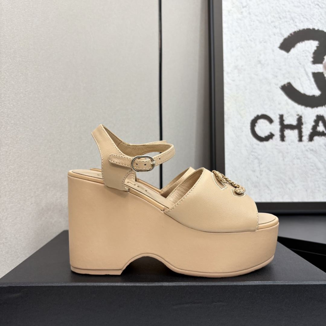 NO:227399,2025★★★★★★ Many celebrities are here to watch, a versatile series that domestic and foreign bloggers are popular. A must-have for spring and summer wardrobe matching. Sandals are the first choice. Upper imported sheepskin inner lining: imported crystal sheepskin inner lining, original mold-open custom rubber sole Shoe size: 35-39 (34, 40, 41, customized without return) Delivery luxury latest counter synchronous packaging, sandals, sandals, sheepskin198609092025★★★★★ 众多明星网红上脚,国内外博主刷爆的一个百搭系列,春夏衣橱搭配必备 凉鞋首选. 鞋面进口羊皮  内里: 进口水晶羊皮内里 大底原版开模定制橡胶底 鞋码: 35-39（34、40、41、定做不退换） 配送豪华最新专柜同步包装,凉鞋,sandals,sheepskin,Women's Shoes