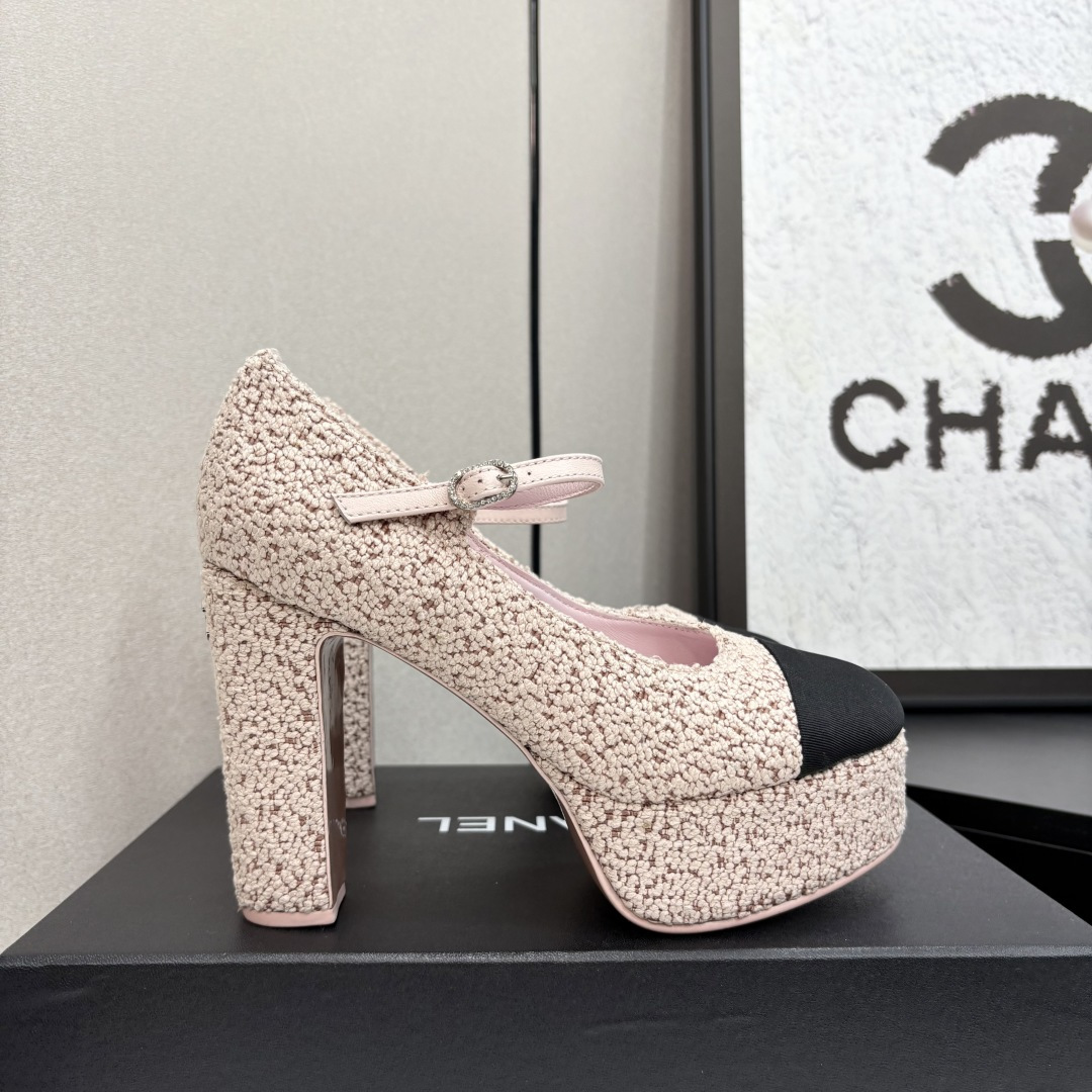 NO:227393,CHANEL~~Summer waterproof platform thick heels shoes. The upper is made of super soft sheepskin, which is comfortable in the feet, fashionable and versatile. 1 imported sheepskin (silk) 2 inner linings: mixed-bred sheepskin 3 large-sole original molded Italian leather sole 4 shoe sizes: 34-41 (34, 40, 41 custom-made, non-returned) cloth leather, high heels, chanel, high heels, sheepskin, silk fabric, Leather soles19860909CHANEL~~夏季款防水台粗跟单鞋 鞋面采用超柔软羊皮,脚感舒适,时尚百搭 1鞋面进囗羊皮（绸缎） 2内里: 混种羊皮 3大底原版开模意大利真皮大底 4鞋码: 34-41（34、40、41定制不退换） 布皮,高跟鞋,chanel,high heels,sheepskin,silk fabric,Leather soles,Women's Shoes