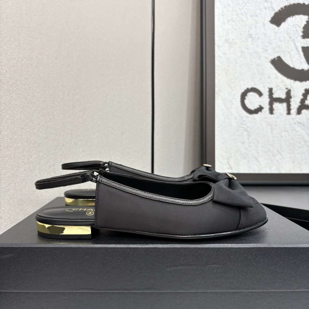 NO:227381,★★★★★★ Many celebrities are popular with a versatile series that domestic and foreign bloggers are popular. A must-have for spring and summer wardrobe matching. Sandals are the first choice. Upper imported sheepskin, silk, inner lining: imported crystal sheepskin inner lining, original mold-open custom leather sole Shoe size: 35-39 (34, 40, 41, customized without return) Delivery luxury latest counter synchronous packaging Cloth leather, slippers, sandals, slippers, sheepskin, silk fabric19860909★★★★★ 众多明星网红上脚,国内外博主刷爆的一个百搭系列,春夏衣橱搭配必备 凉鞋首选. 鞋面进口羊皮,绸缎  内里: 进口水晶羊皮内里 大底原版开模定制真皮底 鞋码: 35-39（34、40、41、定做不退换） 配送豪华最新专柜同步包装 布皮,拖鞋,sandals,slippers,sheepskin,silk fabric,Women's Shoes