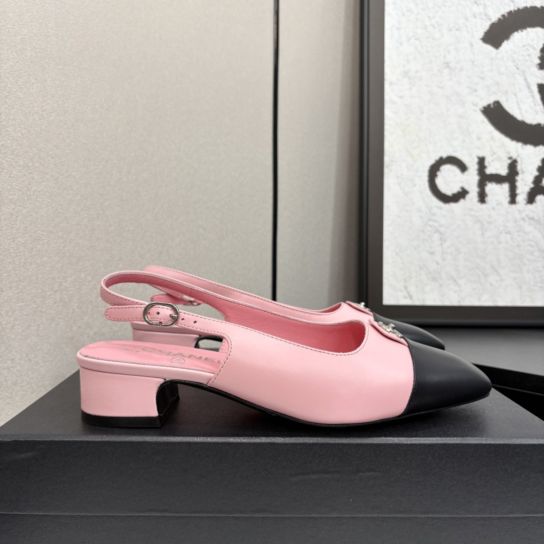 NO:227387,2025★★★★★★ Many celebrities are popular, a versatile series that domestic and foreign bloggers are popular. A must-have for spring and summer wardrobe matching. Sandals are the first choice. Upper imported sheepskin inner lining: imported crystal sheepskin inner lining, original mold-open custom leather sole Shoe size: 35-39 (34, 40, 41, customized without return and exchange) Delivery luxury latest counter synchronous packaging, slippers, sandals, slippers, sheepskin198609092025★★★★★ 众多明星网红上脚,国内外博主刷爆的一个百搭系列,春夏衣橱搭配必备 凉鞋首选. 鞋面进口羊皮  内里: 进口水晶羊皮内里 大底原版开模定制真皮底 鞋码: 35-39（34、40、41、定做不退换） 配送豪华最新专柜同步包装,拖鞋,sandals,slippers,sheepskin,Women's Shoes