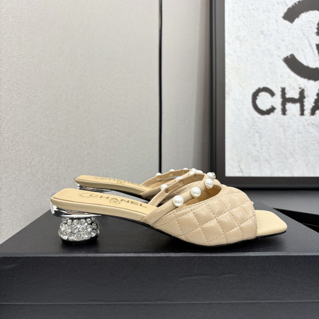 NO:227369,2025★★★★★★ Many celebrities are popular, a versatile series that domestic and foreign bloggers are popular. A must-have for spring and summer wardrobe matching. Sandals are the first choice. Upper imported sheepskin inner lining: imported crystal sheepskin inner lining, original mold-open custom leather sole Shoe size: 35-39 (34, 40, 41, customized without return and exchange) Delivery luxury latest counter synchronous packaging, slippers, sandals, slippers, sheepskin198609092025★★★★★ 众多明星网红上脚,国内外博主刷爆的一个百搭系列,春夏衣橱搭配必备 凉鞋首选. 鞋面进口羊皮  内里: 进口水晶羊皮内里 大底原版开模定制真皮底 鞋码: 35-39（34、40、41、定做不退换） 配送豪华最新专柜同步包装,拖鞋,sandals,slippers,sheepskin,Women's Shoes