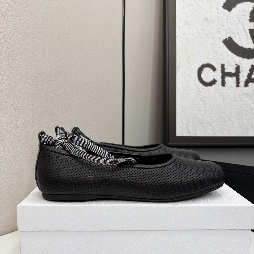 NO:227343,25ss Early Spring New Dior D-Journey Lace-up Ballet Shoes CD Letter Webbing Dancing Shoes Hollow Strap Flat Shoes This D-Journey Lace-up is a new product in the spring and summer ready-to-wear series of 2025, combining elegance and casual style. Hollow soft sheepskin upper, removable jacquard fabric laces exquisitely embellish the ankles, highlighting the two-color Dior Graphique logo. The pattern is inspired by Marc Bohan's 1971 Dior design archive. The padded inner sole is comfortable to wear, which can add the finishing touch to various shapes this season, and can also be matched with other Dior Graphique pattern items. Upper mixed breed sheepskin inner foot pad sheepskin sole original open mold TPU rubber sole  Number of codes 35-39 (34.40.41.42.43 Custom made without return or exchange), single shoes, dior, dior, flats, sheepskin1986090925ss早春新款Dior 迪奥D-Journey 系带芭蕾鞋CD字母织带跳舞鞋镂空绑带平底鞋 这款D-Journey 系带芭蕾鞋是二零二五春夏成衣系列新品,兼具优雅和休闲风格.镂空柔软羊皮革鞋面,可拆卸提花面料鞋带精巧点缀脚踝,凸显双色Dior Graphique标志,图案灵感源自马克·博昂(Marc Bohan)1971年的Dior设计档案.加垫内底穿着舒适,可为本季的各式造型增添点睛之笔,亦可搭配其他Dior Graphique 图案单品. 鞋面混种羊皮 内里垫脚羊皮 鞋底原版开模TPU橡胶大底 码数35-39（34.40.41.42.43定做不退换）,单鞋,dior,dior,flats,sheepskin,Women's Shoes