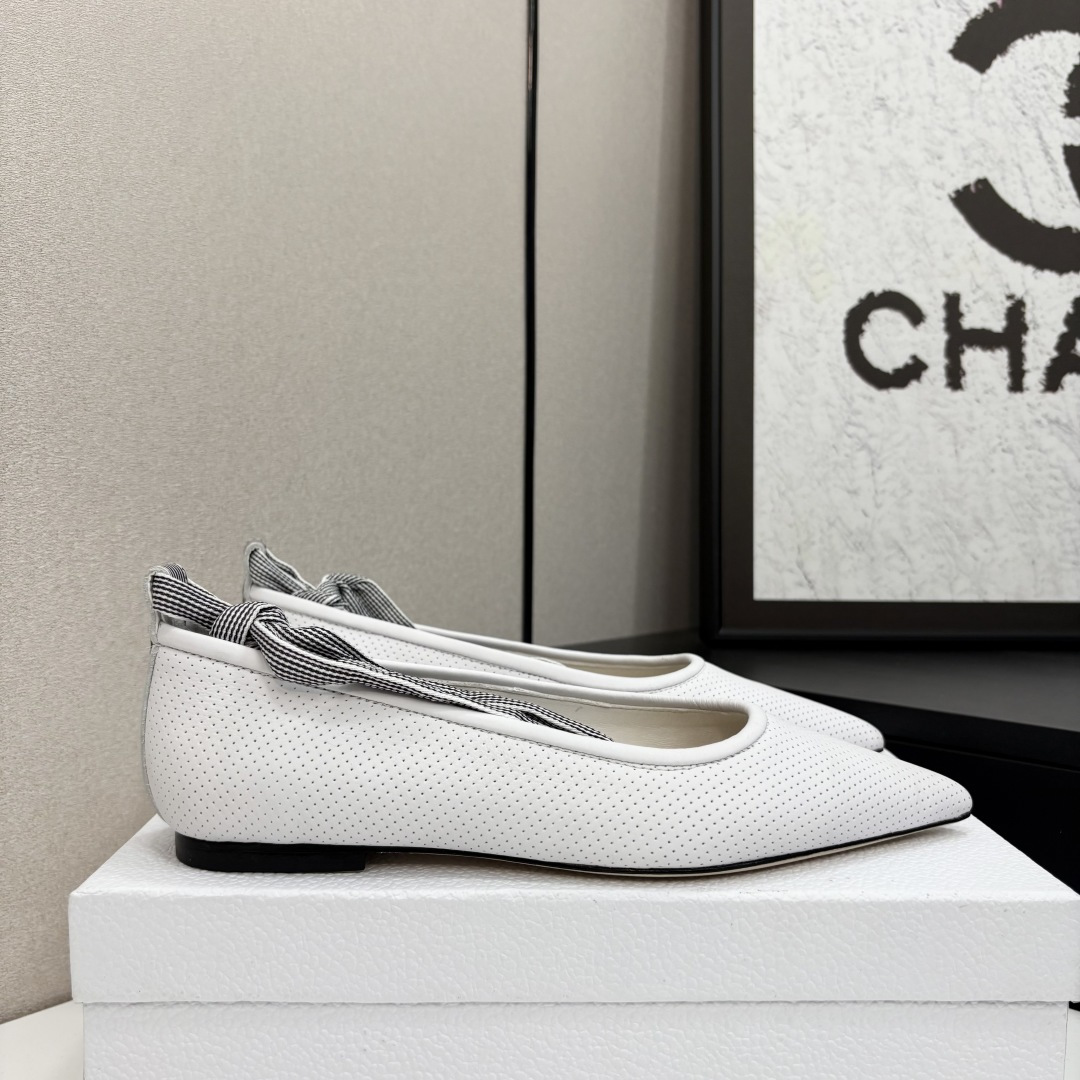 NO:227347,25ss Early Spring New Dior D-Journey Lace-up High Heels Point-toe Punched Webbing Flat Shoes This D-Journey Lace-up is a new product in the 2025 Spring and Summer Ready-to-Garment Series, elegant and versatile. White hollow soft sheepskin upper, removable two-color jacquard fabric laces exquisitely embellish the ankles, highlighting the Dior Graphique logo. The pattern is inspired by Marc Bohan's 1971 Dior design archives. Paired with flat, 5cm, 8cm graphic heels, it can be matched with various shapes, adding the finishing touch, and can also be matched with other Dior Graphique items. Punched upper mixed-bred sheepskin inner footbed sheepskin sole Italian leather outsole Heel height 1cm, 5cm, 8cm  Number of sizes 35-39 (34.40.41.42.43 Custom made without return or exchange), single shoes, dior, dior, high heels, sheepskin, Leather soles1986090925ss早春新款Dior迪奥D-Journey 系带高跟鞋尖头冲孔织带平底单鞋 这款D-Journey 系带高跟鞋是2025春夏成衣系列新品,优雅百搭.白色镂空柔软羊皮革鞋面,可拆卸双色提花面料鞋带精巧点缀脚踝,凸显Dior Graphique标志,图案灵感源自马克·博昂 (Marc Bohan) 1971年的Dior设计档案.搭配平底、5cm、8cm图形风格鞋跟,可与各式造型搭配,增添点睛之笔,亦可与其他Dior Graphique 单品搭配. 鞋面冲孔混种羊皮 内里垫脚羊皮 鞋底意大利真皮大底 跟高1cm、5cm、8cm 码数35-39（34.40.41.42.43定做不退换）,单鞋,dior,dior,high heels,sheepskin,Leather soles,Women's Shoes