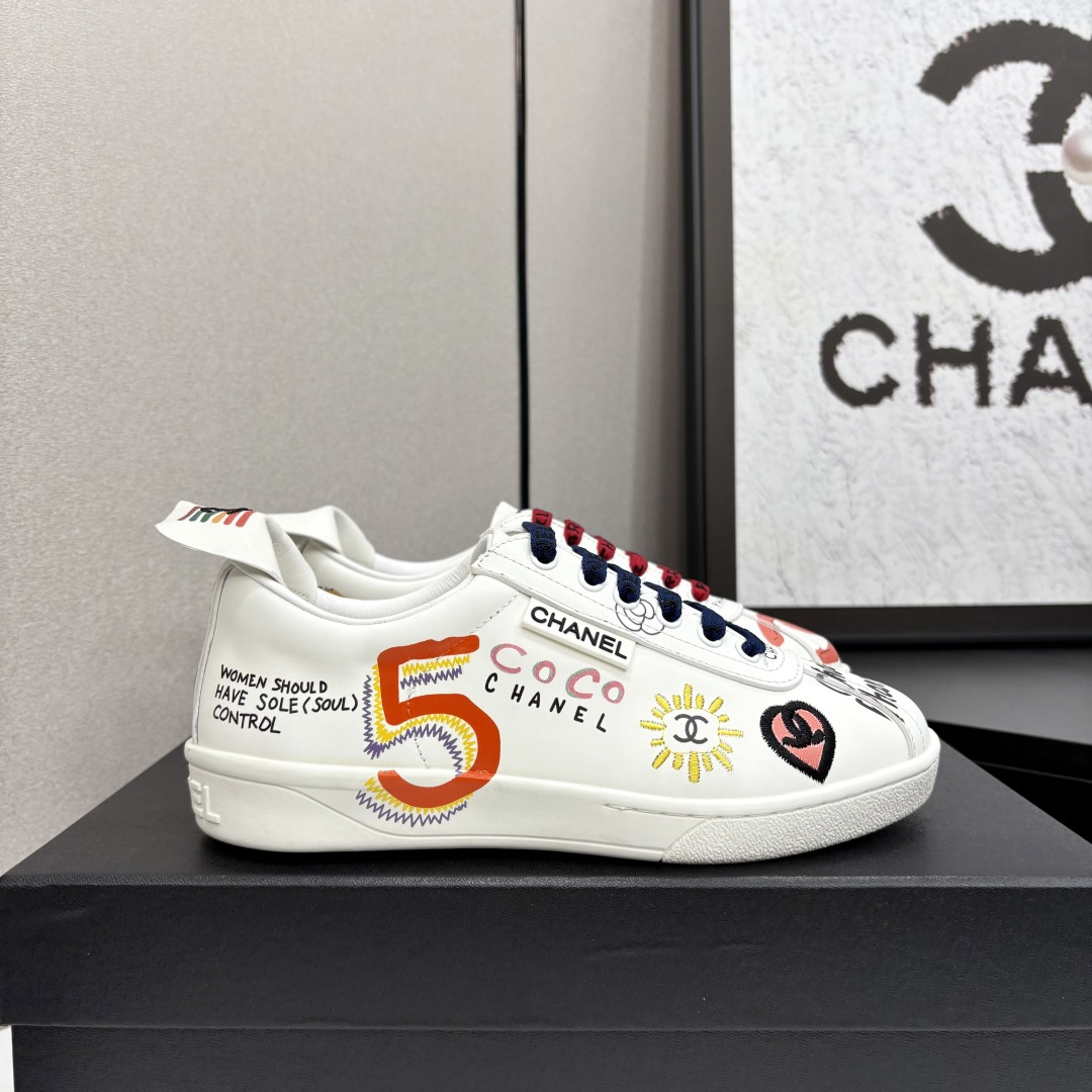 NO:227327,CHANEL X Pharrell CHANEL X Pharrell Limited Edition Couple Graffiti White Shoes pharrll Williams chose the most ordinary flat casual shoes as the base to embellish the shoe with CHANEL plus double C and CoCo graffiti... and other iconic elements on the shoe. The upper is made of cowhide graffiti (special material) imported sheepskin size women's model 35-40 men's model 39-45 (3 pairs of shoelaces are given) Men's model 10, casual shoes/sports shoes, chanel, chanel, sneakers, cowhide, sheepskin19860909CHANEL X Pharrell 香奈儿菲董联名限量款情侣款涂鸦小白鞋pharrll Williams选择了看起来再普通不过的平底休闲鞋作为基底将CHANEL外加双C以及CoCo涂鸦字样...等标志性元素点缀于鞋身上 鞋面采用牛皮涂鸦制作（特殊材质） 内里进口羊皮 码数女款35-40 男款39-45 (赠送3对鞋带) 男款10,休闲鞋/运动鞋,chanel,chanel,sneakers,cowhide,sheepskin,Women's Shoes