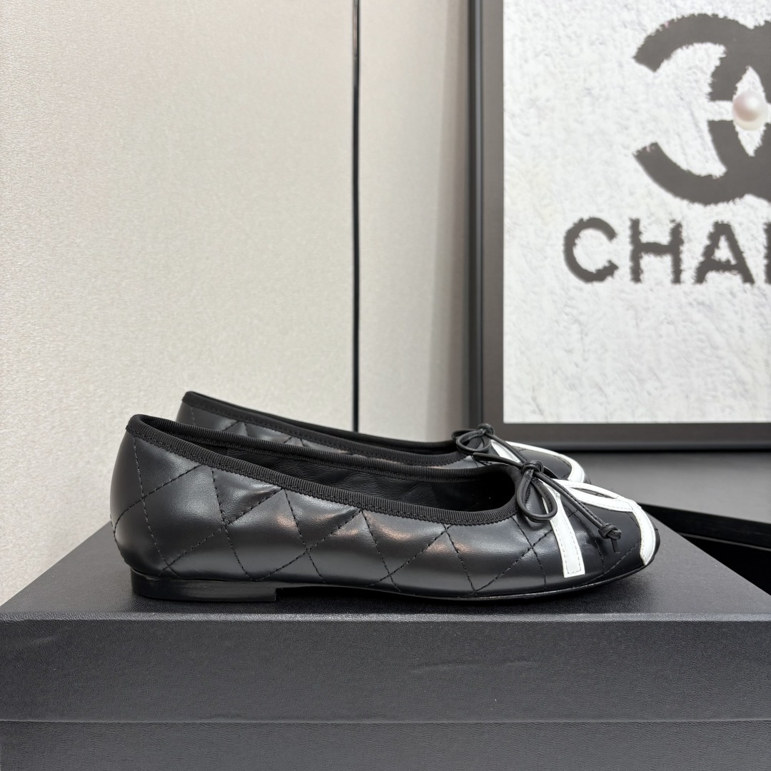 NO:227331,2025ss Spring and Summer New CHANEL Chanel Ballet Flats, elegant and uninvited. Classic double C logo and bow design cleverly blend fashion and romance. Exquisite leather and comfortable foot feel can be easily controlled whether you are walking on the street or going to formal occasions, instantly improving your temperament. It is an excellent item that highlights taste and style. Upper sheepskin electric embroidered diamond lattice inner sheepskin sole genuine leather sole size 35-39 (40.41 fixed), ballet shoes, chanel, chanel, flats, sheepskin198609092025ss春夏新款CHANEL香奈儿芭蕾平底鞋,优雅不请自来.经典双C标志与蝴蝶结设计,巧妙融合时尚与浪漫.精致皮革,舒适脚感,无论是漫步街头还是出入正式场合,都能轻松驾驭,瞬间提升气质,是彰显品味与风格的绝佳单品. 鞋面羊皮电绣菱格 内里羊皮 鞋底真皮底 码数35-39（40.41定）,芭蕾舞鞋,chanel,chanel,flats,sheepskin,Women's Shoes