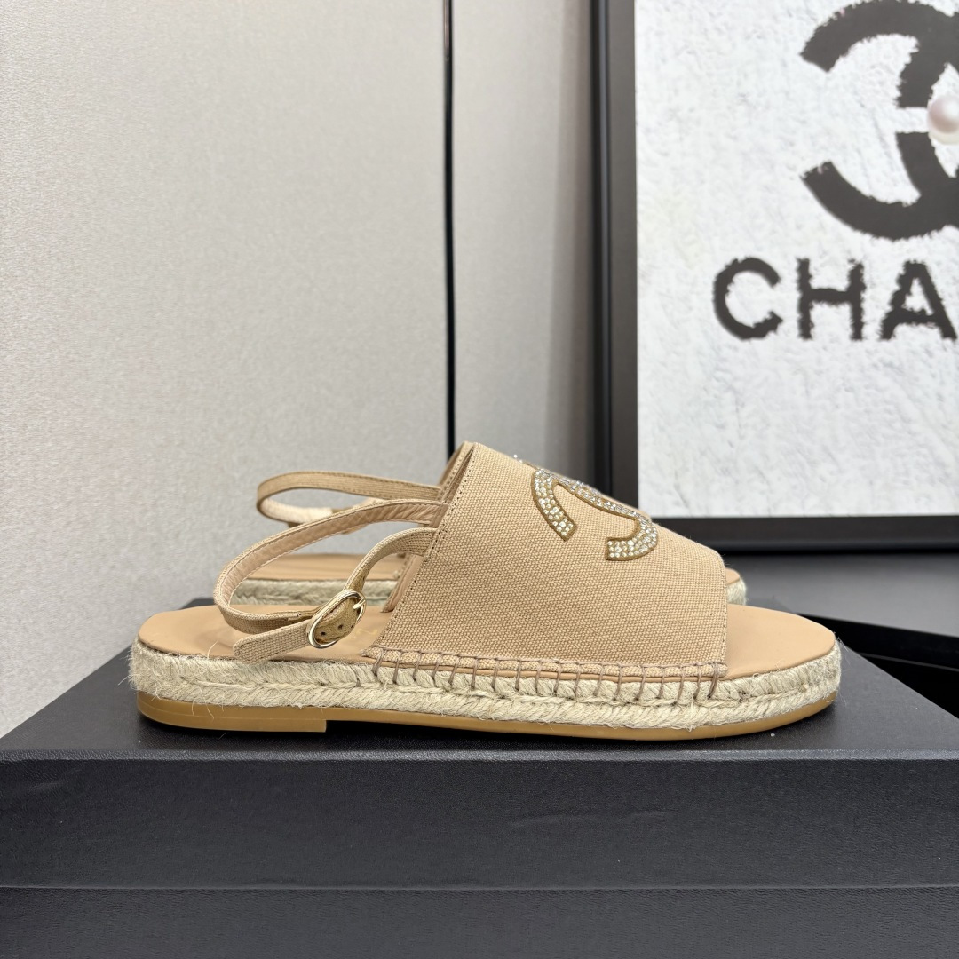 NO:227323,* Xiaoxiang 2025 spring and summer. Latest hemp rope thick-soled beach sandals!  A must-have magic button sandal every year, this is the simplest and most trendy versatile artifact!  Super attractive!  Materials are one-size-fitting, velvet original logo buckle. Pure copper material is made of non-oxidized, and the difference between two layers of genuine leather sole is also the market lower version. Upper denim, inner lining/foot pad imported sheepskin, outsole hemp rope rubber, size 35-40, 40 customized, sandals, sandals, sheepskin19860909* 小香2025春夏.最新麻绳厚底沙滩凉鞋！ 每年必入魔术扣凉鞋,这款是最简单而且最潮的万能百搭神器！超级耐看哟！材料一比一定制天鹅绒原版logo饰扣.纯铜材质不氧化大底也是两层真皮底区别市场低版本 鞋面牛仔布 内里/垫脚进口羊皮 大底麻绳橡胶 码数35-40 40定做,凉鞋,sandals,sheepskin,Women's Shoes