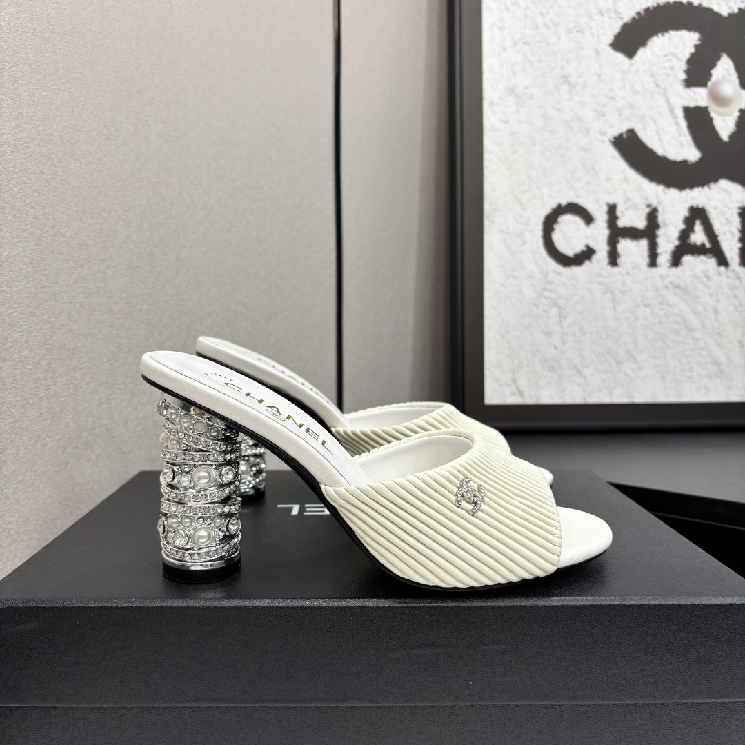 NO:227319,CHANE*｜Xiaoxiang 25P Spring and Summer New Product Series Double C High Heel Slippers This season is breathtakingly beautiful!  It is hazy and can't see clearly. Whether it is a clothes or a skirt, it is faintly sexy when worn on a woman. It is very dreamy and romantic, playful and cute, full of temperament, and it is fashionable and modern, revealing a hint of elegant charm!  This shoe satisfies all girls' fantasies about high heels. It has a girlish feel and can also be worn to look like a goddess!  The upper is made of custom-made special materials. The inner tiptoe is all lambskin. Italian imported cowhide outsole. Heel height 8cm zesi35-39 (customized by 40/41), high heels, chanel, high heels, slippers, skirts, cowhide, sheepskin19860909CHANE*｜小香25P春夏新品 系列双C高跟拖鞋 这一季的美得让人窒息！ 朦胧看不清,不管是衣服还是裙子 穿在女人身上,若隐若现的小性感 很梦幻很浪漫,俏皮可爱,气质十足 又不失时尚现代感,透出丝丝优雅魅力！ 这款鞋满足了女生对高跟鞋的所有幻想 既有少女感,也可以穿出女神范！ 鞋面采用定制特殊材质 内里踮脚均为小羊皮 意大利进口牛皮大底 跟高8cm zesi35-39（40/41定制）,高跟鞋,chanel,high heels,slippers,skirts,cowhide,sheepskin,Women's Shoes