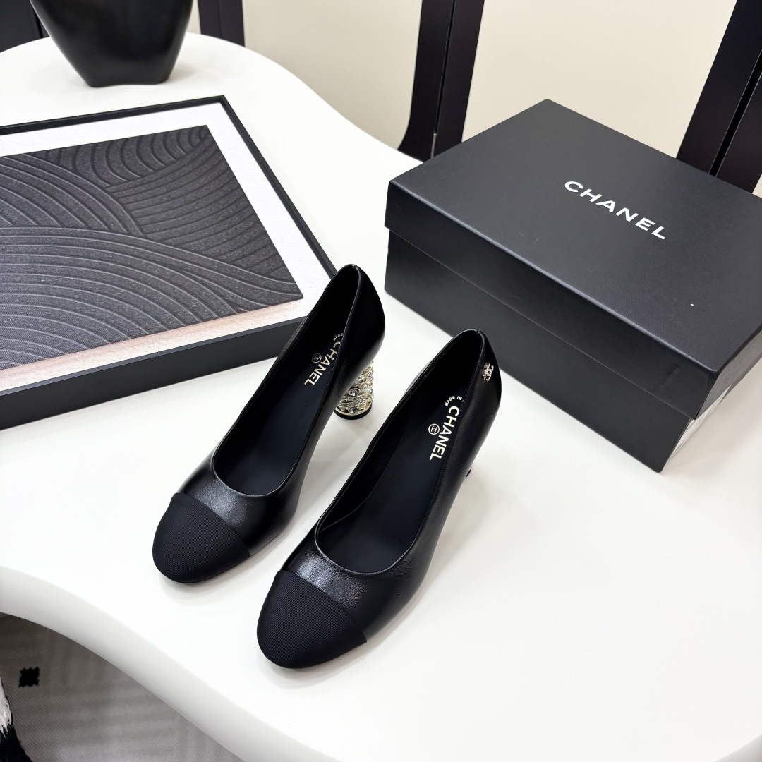 NO:259652,CHANE*｜Xiaoxiang 25P Spring and Summer New Product Series Double C High Heel Slippers This season is breathtakingly beautiful!  It is hazy and can't see clearly. Whether it is a clothes or a skirt, it is faintly sexy when worn on a woman. It is very dreamy and romantic, playful and cute, full of temperament, and it is fashionable and modern, revealing a hint of elegant charm!  This shoe satisfies all girls' fantasies about high heels. It has a girlish feel and can also be worn to look like a goddess!  The upper is made of custom imported sheepskin, the inner tiptoe is all lambskin, Italian imported cowhide, heel height 8cm zesi35-39 (customized by 40/41), single shoes, chanel, high heels, slippers, skirts, cowhide, sheepskin, sheep19860909CHANE*｜小香25P春夏新品 系列双C高跟拖鞋 这一季美得让人窒息！ 朦胧看不清,不管是衣服还是裙子 穿在女人身上,若隐若现的小性感 很梦幻很浪漫,俏皮可爱,气质十足 又不失时尚现代感,透出丝丝优雅魅力！ 这款鞋满足了女生对高跟鞋的所有幻想 既有少女感,也可以穿出女神范！ 鞋面采用定制进口羊京羊皮 内里踮脚均为小羊皮 意大利进口牛皮大底 跟高8cm zesi35-39（40/41定制）,单鞋,chanel,high heels,slippers,skirts,cowhide,sheepskin,sheep,Women's Shoes