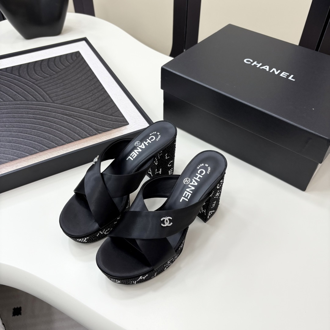 NO:265560,CHANE* ｜Xiaoxiang 25 new product, beautiful T-piece with thick heels, rhinestones, sandals series, grass-planted, thick heels, essential items for shopping/games. The upper is customized lambskin, the inner foot pad is sheepskin, imported from Italy, heel height 9cm Size35-39 (customized by 40/41), slippers, chanel, sandals, slippers, sheepskin, Leather soles19860909CHANE* ｜小香25新品 绝美T子带粗跟水钻凉拖 又是被种草的凉鞋系列 粗跟真的绝 逛街/晚会必备单品 鞋面采用定制小羊皮 内里垫脚为羊皮 意大利进口真皮大底 跟高 9cm Size35-39（40/41定制）,拖鞋,chanel,sandals,slippers,sheepskin,Leather soles,Women's Shoes