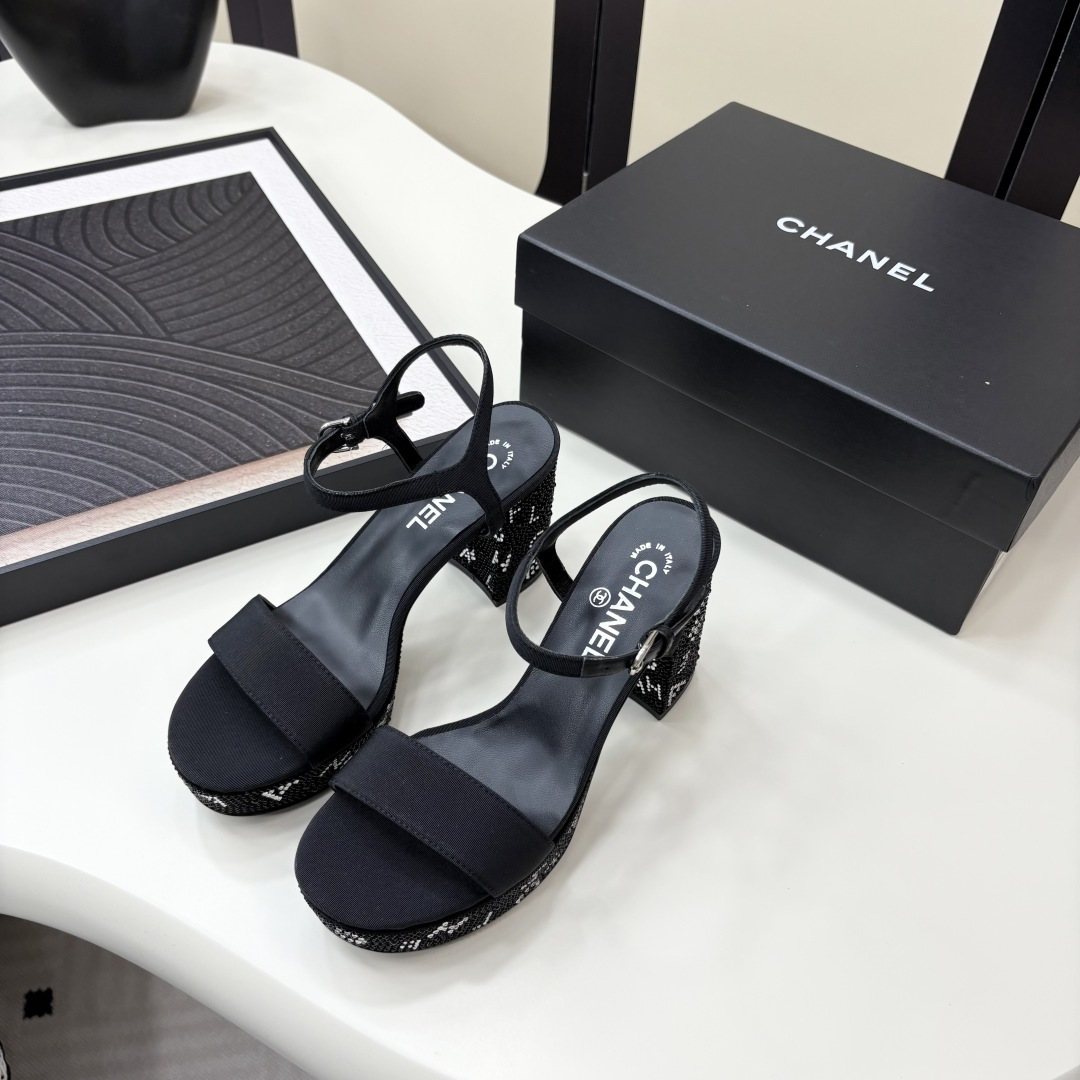 NO:259649,CHANE* ｜Xiaoxiang 25 new product, beautiful T-piece with thick heel rhinestones, another sandal series of grass-planted sandals, thick heels are really a must-have item for shopping/games The upper is customized lambskin, the inner foot pad is sheepskin, imported from Italy, heel height 9cm Size35-39 (customized by 40/41), slippers sandals, chanel, sandals, slippers, sheepskin, Leather soles19860909CHANE* ｜小香25新品 绝美T子带粗跟水钻凉拖 又是被种草的凉鞋系列 粗跟真的绝 逛街/晚会必备单品 鞋面采用定制小羊皮 内里垫脚为羊皮 意大利进口真皮大底 跟高 9cm Size35-39（40/41定制）,拖鞋凉鞋,chanel,sandals,slippers,sheepskin,Leather soles,Women's Shoes