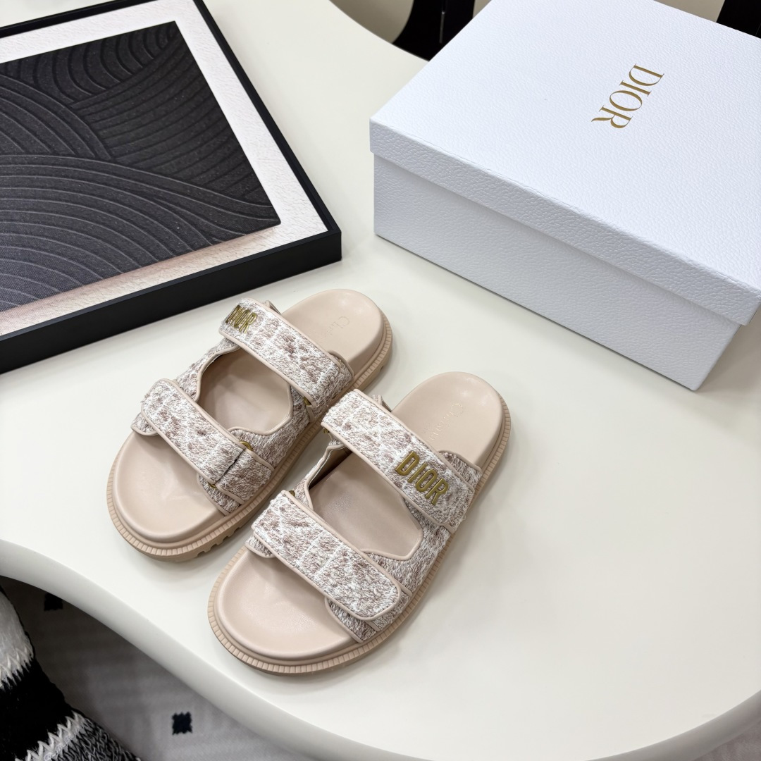 NO:259646,D home high-version slippers, TPU outsole. 2025 new classic style purchasing level quality foreign counter popular thick-soled slippers——————————————————————————————————————————————————————————————————————————————————————————————————————————————————————————————————————————————————————————————————————————————————————————————————————————————————————————19860909D家高版本拖鞋,TPU大底.2025新品经典款代购级别品质国外专柜爆款厚底拖鞋————————————  鞋面内里原版定制特殊材料, 鞋底原版开模1.1（轻便） 码数35-40（40 41定做） 配全套包装,布袋手提袋卡片说明书,拖鞋,dior,slippers,Women's Shoes