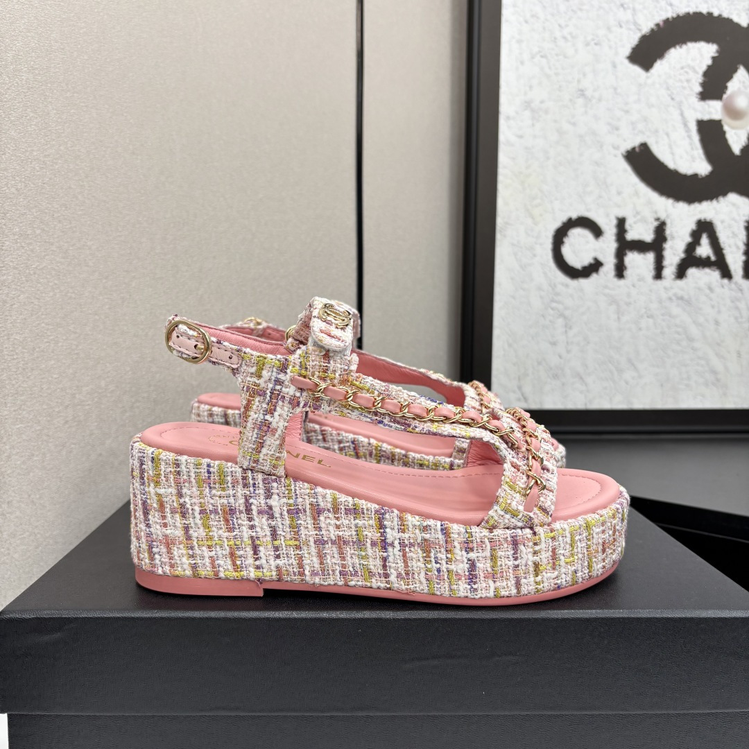 NO:259639,CHANE* 2025ss Xiaoxiang Spring and Summer New Hot Chain Thick-soled Casual Sandals Counter Synchronization The counter is very popular. A very difficult-to-buy shoe. The most popular thick-soled sandals on the entire network. You can imagine that Xiaoxiang Control cannot be missed. The appearance and comfort coexist. Simple and versatile thick-soled thick-soled height is super versatile. Whoever wears it in the eyes is good. Exclusive custom tweed cloth on the upper. Imported sheepskin inner. The original open-molded sole size: 35-40 (41 42 custom made without return or exchange), sandals, chanel, sandals, sheepskin19860909CHANE* 2025ss小香春夏新款火爆链条厚底休闲凉鞋 专柜同步 专柜非常火爆 非常难买的一款鞋 全网最火的厚底凉鞋 可想而知小香控不可错过的 颜值与舒适并存的 简约百搭厚底增高超级百搭,闭眼入谁穿谁好看  鞋面独家定制呢子布 内里进口羊皮里 大底原版开模大底 码数:35-40（41 42定做不退换）,凉鞋,chanel,sandals,sheepskin,Women's Shoes