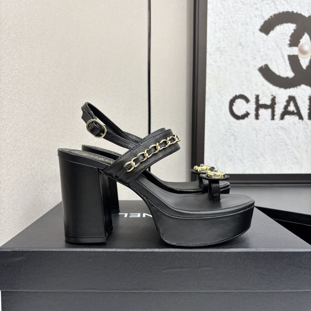 NO:259637,CHANE*｜Xiaoxiang 25P Spring and Summer New Products Double C Chain Series Flip-Flip-Flop Slipper Sandals Chain Sandals This year's big hit. It has been impressed by its beauty and is casual and natural. It also has the classic domineering style of Xiangjia from leather to hardware. It is comfortable and fashionable. The fabric is lambskin. The inside tiptoe silk sheepskin. Italian cowhide. Heel height is 10.5cm. Water platform 2.5cm. Size: 35-39 (customized by 40/41), sandals, chanel, chanel, sandals, slippers, cowhide, sheepskin.19860909CHANE*｜小香25P春夏新品 双C链条系列夹脚拖鞋凉鞋 链条凉鞋今年的大爆款 已被它的美貌折服得随性自然 又有香家经典的霸道 从皮质到五金满满的高级感 上脚舒适又洋气 面料采用进小羊皮 内里踮脚丝绸羊皮 意大利牛皮大底 跟高10.5cm 水台2.5cm 码数:35-39 (40/41定制),凉鞋,chanel,chanel,sandals,slippers,cowhide,sheepskin,Women's Shoes