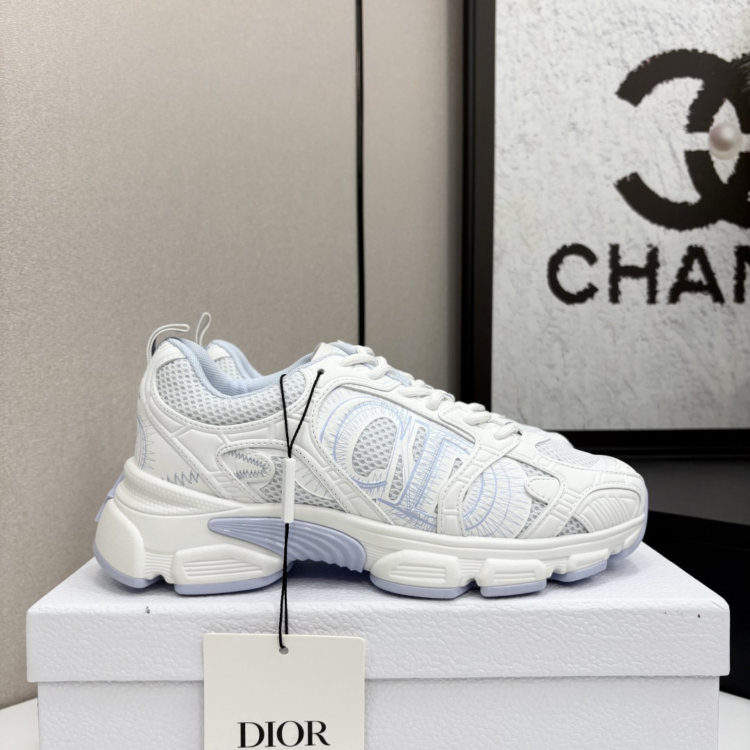 NO:259633,DIOR high-end version. Original development of new TPU absorbent film ultra-light and extremely soft combination sole. Sports style...sports shoes... dad shoes... super beautiful and amazing... celebrities and internet celebrities from all walks of life are putting on them... dazzling logos are classic and versatile all seasons... painting style sneakers that you can fall in love with at first glance; leather and mesh painting art materials. CD logo outlined by thin lines on the side is unique... The quality is completely consistent with the counter. The configuration of the original packaging of the counter. SIZE35-40 (41 can be customized), casual shoes/sports shoes, dior, dior, sneakers19860909DIOR迪奥高版本. 原版开发全新TPU吸膜超轻极软组合大底. 运动风格…运动鞋..老爹鞋.. 上脚超美超赞..各路明星网红纷纷上脚..耀眼logo经典百搭四季皆宜..一眼就能爱上的绘画风格运动鞋；皮革与网面绘画艺术材质的混搭.侧面细线勾勒的CD logo别出心栽..细节满满… 品质完全与专柜一致..配置专柜原版包装. SIZE35-40（41可订做）,休闲鞋/运动鞋,dior,dior,sneakers,Women's Shoes