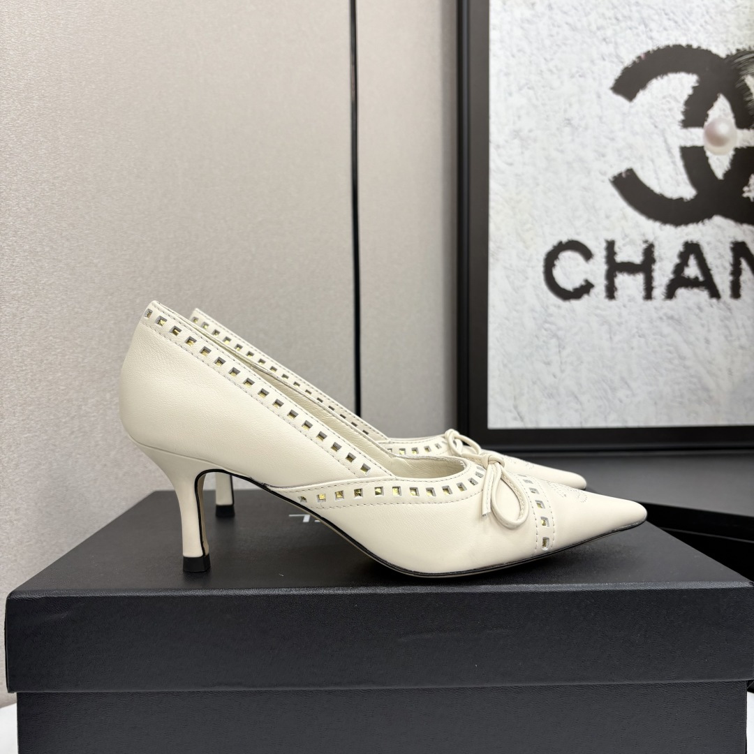 NO:259629,CHANE*｜Xiaoxiang 25P Spring and Summer New Product Series Double C High Heel Slippers This season is breathtakingly beautiful!  It is hazy and can't see clearly. Whether it is a clothes or a skirt, it is faintly sexy when worn on a woman. It is very dreamy and romantic, playful and cute, full of temperament, and it is fashionable and modern, revealing a hint of elegant charm!  This shoe satisfies all girls' fantasies about high heels. It has a girlish feel and can also be worn to look like a goddess!  The upper is made of custom imported sheepskin, the inner tiptoe is all lambskin, Italian imported cowhide, heel height 6.5cm zesi35-39 (customized by 40/41), single shoes, chanel, high heels, slippers, skirts, cowhide, sheepskin, sheep19860909CHANE*｜小香25P春夏新品 系列双C高跟拖鞋 这一季美得让人窒息！ 朦胧看不清,不管是衣服还是裙子 穿在女人身上,若隐若现的小性感 很梦幻很浪漫,俏皮可爱,气质十足 又不失时尚现代感,透出丝丝优雅魅力！ 这款鞋满足了女生对高跟鞋的所有幻想 既有少女感,也可以穿出女神范！ 鞋面采用定制进口羊京羊皮 内里踮脚均为小羊皮 意大利进口牛皮大底 跟高6.5cm zesi35-39（40/41定制）,单鞋,chanel,high heels,slippers,skirts,cowhide,sheepskin,sheep,Women's Shoes