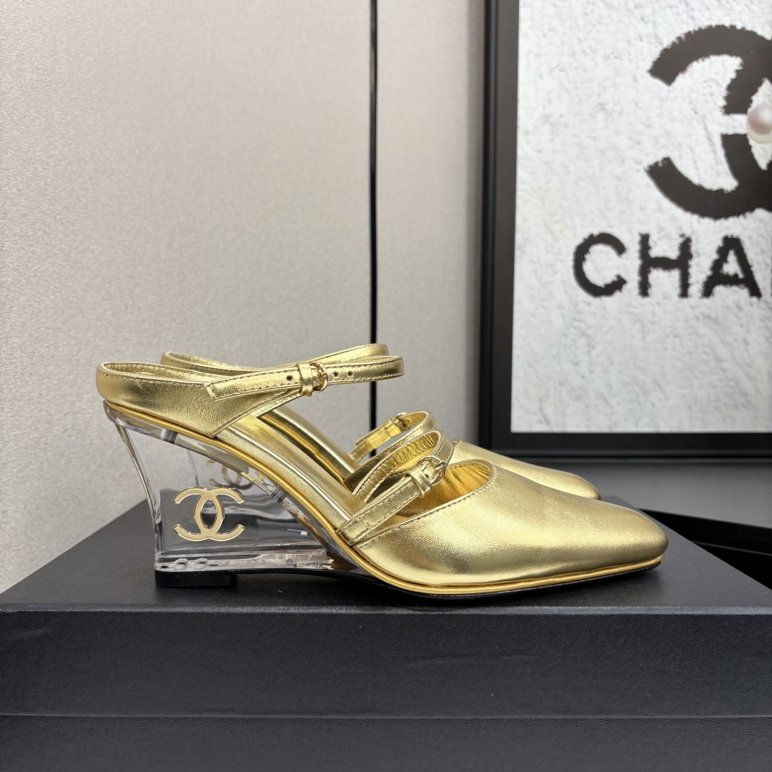 NO:259631,CHANE*｜Xiaoxiang 25P Spring and Summer New Product Series Double C High Heel Slippers This season is breathtakingly beautiful!  It is hazy and can't see clearly. Whether it is a clothes or a skirt, it is faintly sexy when worn on a woman. It is very dreamy and romantic, playful and cute, full of temperament, and it is fashionable and modern, revealing a hint of elegant charm!  This shoe satisfies all girls' fantasies about high heels. It has a girlish feel and can also be worn to look like a goddess!  The upper is made of custom imported sheepskin, the inner tiptoe is all lambskin, rubber sole zesi35-39 (customized on 40/41), single shoes, chanel, high heels, slippers, skirts, sheepskin, sheep19860909CHANE*｜小香25P春夏新品 系列双C高跟拖鞋 这一季美得让人窒息！ 朦胧看不清,不管是衣服还是裙子 穿在女人身上,若隐若现的小性感 很梦幻很浪漫,俏皮可爱,气质十足 又不失时尚现代感,透出丝丝优雅魅力！ 这款鞋满足了女生对高跟鞋的所有幻想 既有少女感,也可以穿出女神范！ 鞋面采用定制进口羊京羊皮 内里踮脚均为小羊皮 橡胶底 zesi35-39（40/41定制）,单鞋,chanel,high heels,slippers,skirts,sheepskin,sheep,Women's Shoes