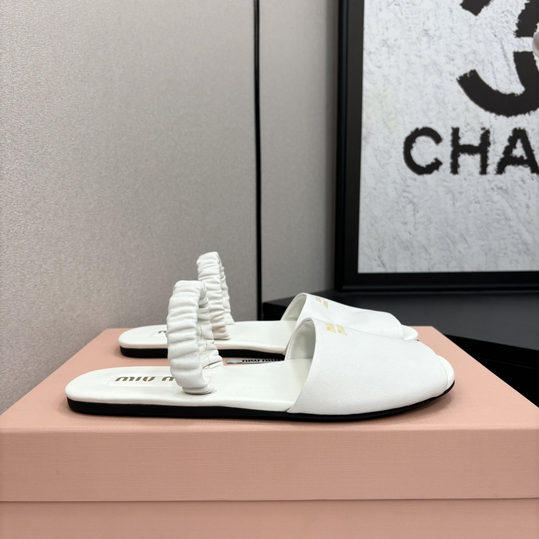 NO:259625,MiuMiu Miu Ss Early Spring New Style, Lazy Sandals with one foot, Official Spring and Summer Show new style, fashionable and versatile, salty and sweet, and does not polish your feet at all. Whether worn barefoot or with socks, it will reduce your age and be super invincible and versatile!  Upper sheepskin inner foot pad sheepskin original sole rubber outsole Size# 35-39 (40. Custom made no return or exchange), sandals, miumiu, sandals, sheepskin, socks19860909MiuMiu 缪缪 ss早春新款 一脚蹬懒人凉鞋 官方春夏走秀新款,时髦百搭·即可咸又可甜 一点也不磨脚 无论光脚穿还是搭配袜子穿都超级减龄 超级无敌百搭！ 鞋面羊皮 内里垫脚羊皮 鞋底原版橡胶大底 Size# 35-39（40.订做不退换）,凉鞋,miumiu,sandals,sheepskin,socks,Women's Shoes