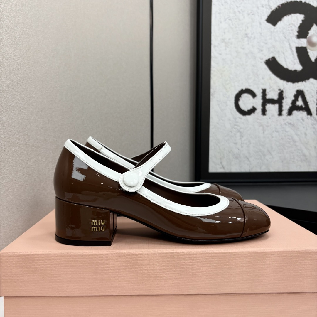 NO:259623,Miu Miu | Miu Miu 2025 early spring new product button thick heel Mary Zhen, the counter mainly features the latest catwalk style, and the bow retro Mary Zhen thick heel shoes are popular!  The high-quality products of Miao family, top-level craftsmanship creates a sense of precision quality, invincible comfort, and is definitely a love-loving model at first sight!  Fashionable and versatile, a must-have for everyone!  Top-grade top-layer calf patent leather inner lining: imported sheepskin lining, original Italian leather outsole, heel height 4cm, size: 35-39 (40.41 custom-made, non-return, exchange), Mary Jane, miumiu, mary jane, sheepskin, Leather soles19860909Miu Miu | 缪缪 2025早春新品钮扣粗跟玛丽珍 专柜主打最新走秀款 蝴蝶结复古玛丽珍粗跟单鞋火爆上新！ 缪家高货 顶级工艺打造精品质感 无敌舒适 绝对是一见钟情款！时尚百搭,人手必备！ 鞋面顶级头层小牛漆皮 内里: 进口羊皮里 大底原版意大利真皮大底 跟高4cm 码数: 35-39(40.41定制不退换）,玛丽珍,miumiu,mary jane,sheepskin,Leather soles,Women's Shoes