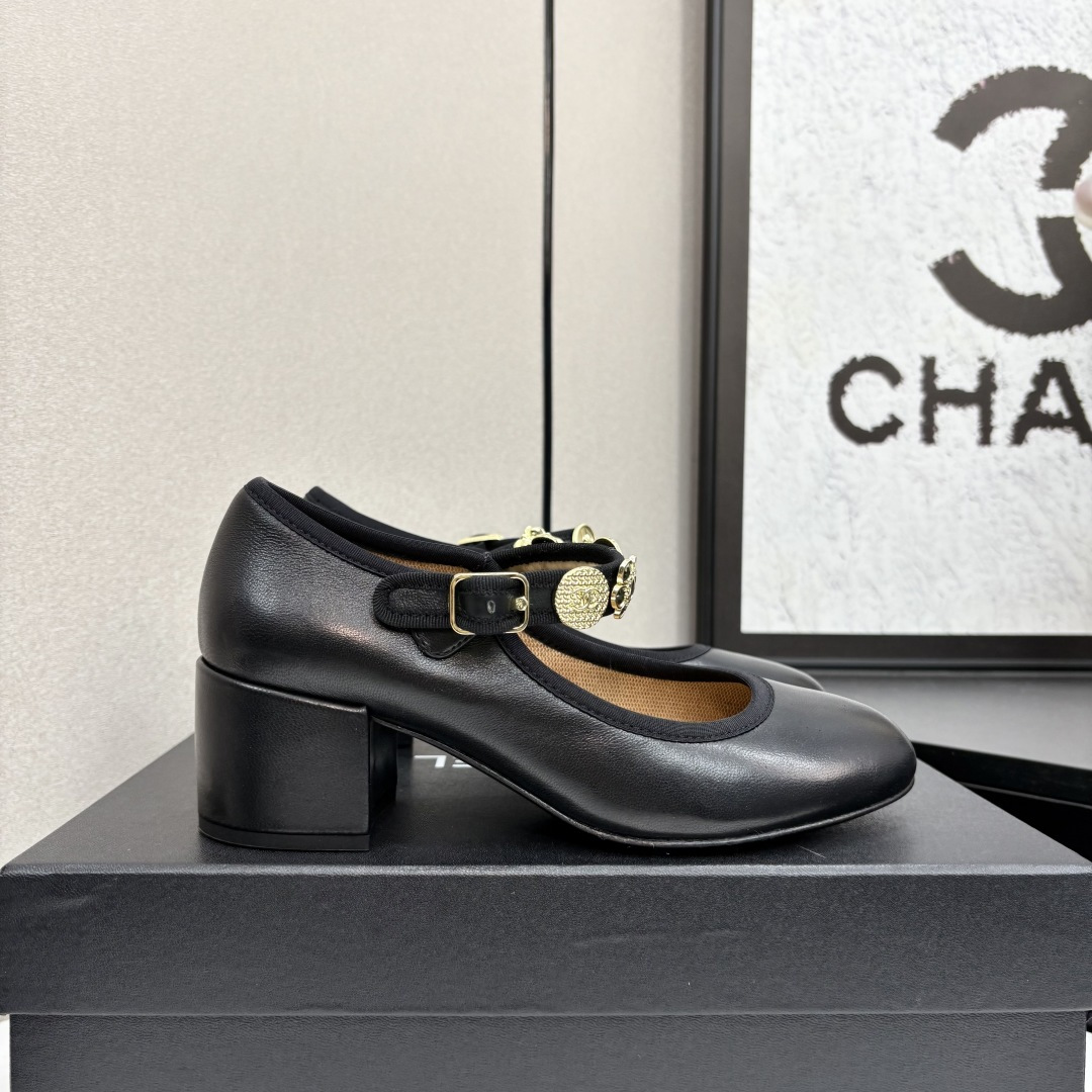 NO:265562,Xiaoxiang official website synchronized high version CHANEL Chanel top Mary Zhen____________________________ Spring and Autumn Xiangjia must-have hot products, goddess series, with the elegant and famous temperament of Xiangjia, super durable, irresistible, heart-wrenching... Imported sheepskin on the upper, imported velvet in the inner foot (the original version is consistent) Original model opening, genuine leather soles Standard code 35-40 40 41 custom made no return or exchange), Mary Zhen, chanel, chanel, chanel, mary jane, sheepskin, Leather soles19860909小香官网同步高版本 CHANEL 香奈儿顶级玛丽珍__________________ 春秋季香家必备爆款,女神系列,拥有香家特色优雅名媛气质,超级耐看,让人无法抗拒,心动ing…… 鞋面进口羊皮 内里脚进口丝绒（原版一致） 原模开版,真皮大底 标准码 35-40 40 41定做不退换）,玛丽珍,chanel,chanel,chanel,mary jane,sheepskin,Leather soles,Women's Shoes