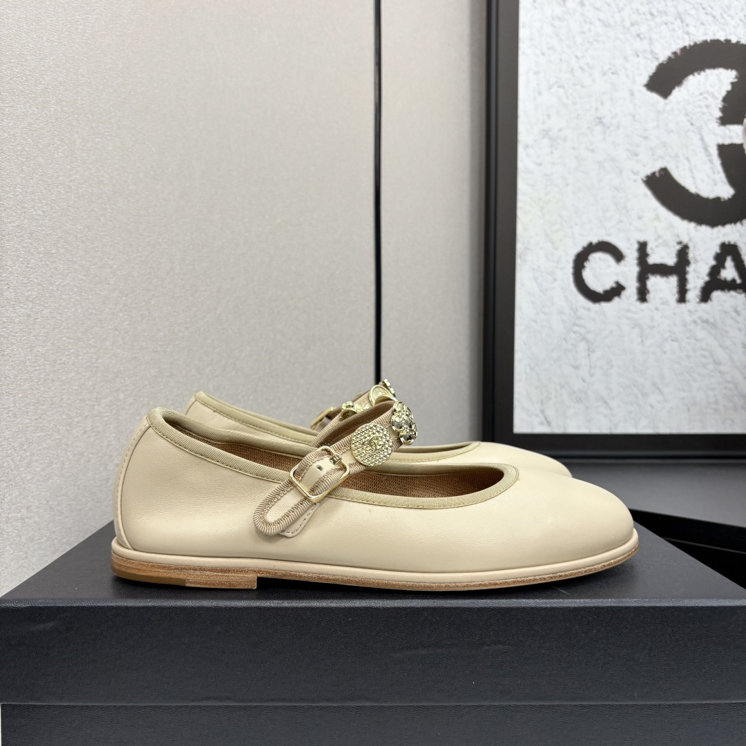 NO:259638,Xiaoxiang official website synchronized high-end version CHANEL 2025 Chanel top Mary Zhen____________________________ Spring and Autumn Xiangjia must-have hot products, goddess series, with the elegant and famous temperament of Xiangjia, super durable, irresistible, heart-wrenching... Imported sheepskin on the upper, imported velvet in the inner foot (the original version is consistent) Original model opening, genuine leather soles Standard code 35-40 40 41 custom made no return or exchange), Mary Zhen, chanel, chanel, chanel, mary jane, sheepskin, Leather soles19860909小香官网同步高版本 CHANEL 2025香奈儿顶级玛丽珍__________________ 春秋季香家必备爆款,女神系列,拥有香家特色优雅名媛气质,超级耐看,让人无法抗拒,心动ing…… 鞋面进口羊皮 内里脚进口丝绒（原版一致） 原模开版,真皮大底 标准码 35-40 40 41定做不退换）,玛丽珍,chanel,chanel,chanel,mary jane,sheepskin,Leather soles,Women's Shoes