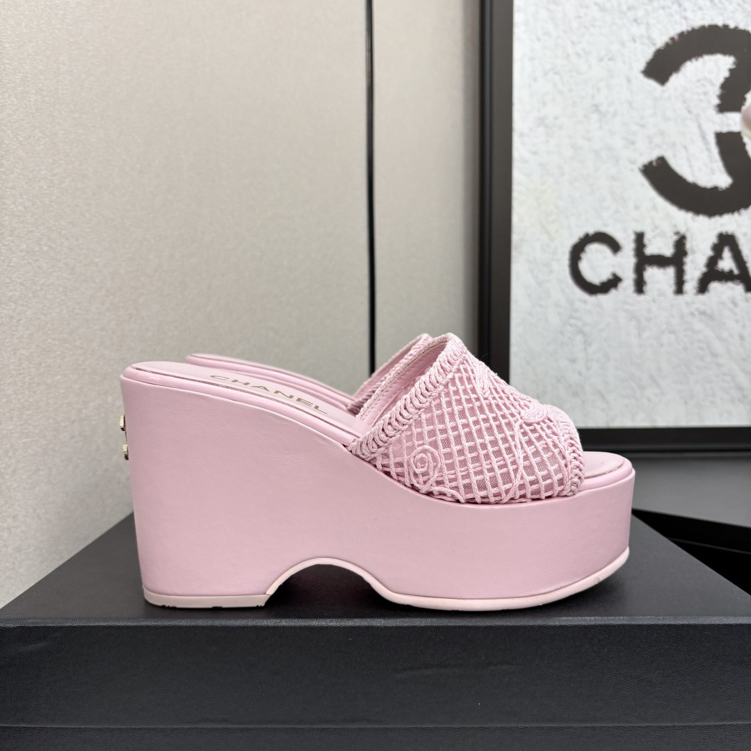 NO:260338,* Xiaoxiang 2025 Spring and Summer. Latest woven wedge sandals!  Must-in-One year, this is the simplest and most trendy versatile artifact!  Super attractive!  Upper woven satin, inner lining/foot pad imported sheepskin outsole rubber size 35-40 40 41 custom made, slippers, sandals, slippers, sheepskin, silk fabric19860909* 小香2025春夏.最新编织坡跟凉鞋！ 每年必入,这款是最简单而且最潮的万能百搭神器！超级耐看哟！ 鞋面编织绸缎 内里/垫脚进口羊皮 大底橡胶 码数35-40 40 41定做,拖鞋,sandals,slippers,sheepskin,silk fabric,Women's Shoes