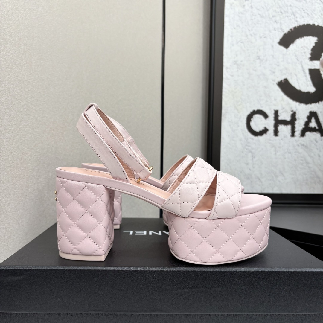NO:259636,CHANEL~~Summer waterproof platform thick heel sandals~~The upper adopts Yangjing embroidery, which makes the feet feel comfortable and fashionable and versatile 1 imported sheepskin (silk) 2 inner lining: mixed-bred sheepskin 3 large sole original molded Italian leather sole 4 shoe sizes: 34-41 (34, 40, 41 custom-made, non-return and exchange), sandals, chanel, sandals, sheepskin, silk fabric, sheep, Leather soles19860909CHANEL~~夏季款防水台粗跟凉鞋~~鞋面采用了羊京刺绣,脚感舒适,时尚百搭 1鞋面进囗羊皮（绸缎） 2内里: 混种羊皮 3大底原版开模意大利真皮大底 4鞋码: 34-41（34、40、41定制不退换）,凉鞋,chanel,sandals,sheepskin,silk fabric,sheep,Leather soles,Women's Shoes