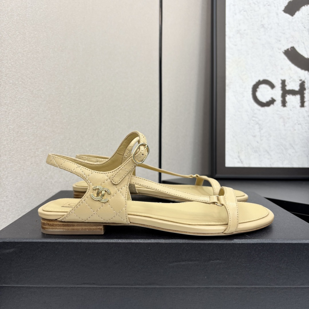 NO:260350,The 2025ss summer fashion secrets are here!  CHANEL Chanel Small Flat Sandals, a simple diamond design, fully elegant and stylish. Classic double C logo embellishments, low-key and luxurious. Multi-color can be used to suit different styles, whether for commuting or vacation, it can be easily controlled, adding exquisite charm to you and making every step fashionable. The upper and inner part are made of sheepskin, genuine leather soles, 35-39 (40.41), sandals, chanel, chanel, sandals, sheepskin198609092025ss夏日时尚秘籍来啦！CHANEL香奈儿小香风这款一字带平底凉鞋,简约菱格设计尽显优雅格调.经典双C标志点缀,低调奢华.多色可选适配不同穿搭风格,无论是通勤还是度假,都能轻松驾驭,为你增添精致魅力,让每一步都踏出时尚态度.鞋面和内里都采用羊皮,真皮鞋底 ,35-39（40.41定）,凉鞋,chanel,chanel,sandals,sheepskin,Women's Shoes