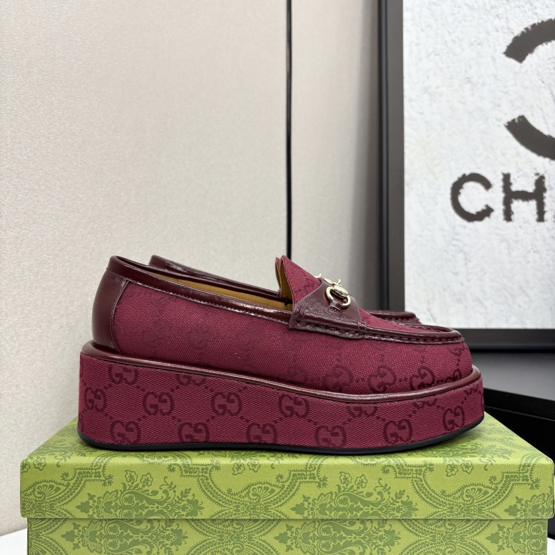 NO:259632,2025ss Gucci thick-soled loafer fashion experts come here!  This Gucci thick-soled loafer is a perfect blend of classic and trendy. The iconic horse-biting buckle design highlights the brand style; the thick-soled styling adds a fashionable aura. Whether it is matched with a skirt to show elegance or a pants to highlight casualness, it can be easily controlled, helping you become the focus of the street!  Original cloth, sheepskin lining, original rubber sole size 35-39 (40.41 fixed), loafers, gucci, loafers, skirts, sheepskin198609092025ss Gucci古奇厚底乐福鞋时尚达人们看过来！这款Gucci厚底乐福鞋,经典与潮流完美融合.标志性马衔扣设计,彰显品牌格调；厚底造型增添时尚气场.无论是搭配裙装展现优雅,还是配裤装凸显随性,都能轻松拿捏,助你成为街头焦点！原版布面,羊皮内里,原版橡胶底 码数35-39（40.41定）,乐福鞋,gucci,loafers,skirts,sheepskin,Women's Shoes