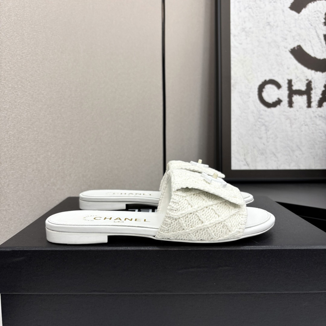 NO:259620,Xiaoxiang is a must-have item for this autumn and winter!  !  Chanel's autumn and winter heavy industry hot product, Xiaohongshu is highly recommended, it looks good no matter how you match it, and it is a must-have for fashionable things. Chanel's women love simple but irresistible combinations show unique styles of dressing, free mixing and matching, and keep up with the fashionable pace of Grandma Shixiang!  !  !  Exquisite details enlarge the original mold opening hardware buckle. Top version purchasing level is created ★The upper is made of woven wool. Sheepskin inner lining, sheepskin footbed, genuine leather sole, size 35-39 (40, 41 customized, slippers, chanel, slippers, sheepskin19860909小香 本季秋冬季必备单品！！ 香奈儿秋冬重工爆款 小红书力推款,怎么搭配都好看,时髦精必备,香奈儿女士钟爱简约又难以抗拒系搭配展现与众不同的穿搭风格、自由混搭闪耀到位跟紧香奶奶时尚步伐！！！精致细节放大看原版开模五金扣 顶级版本代购级别打造★鞋面采用编织毛线 羊皮内里,羊皮垫脚,真皮底,码数35-39（40、41定做,拖鞋,chanel,slippers,sheepskin,Women's Shoes