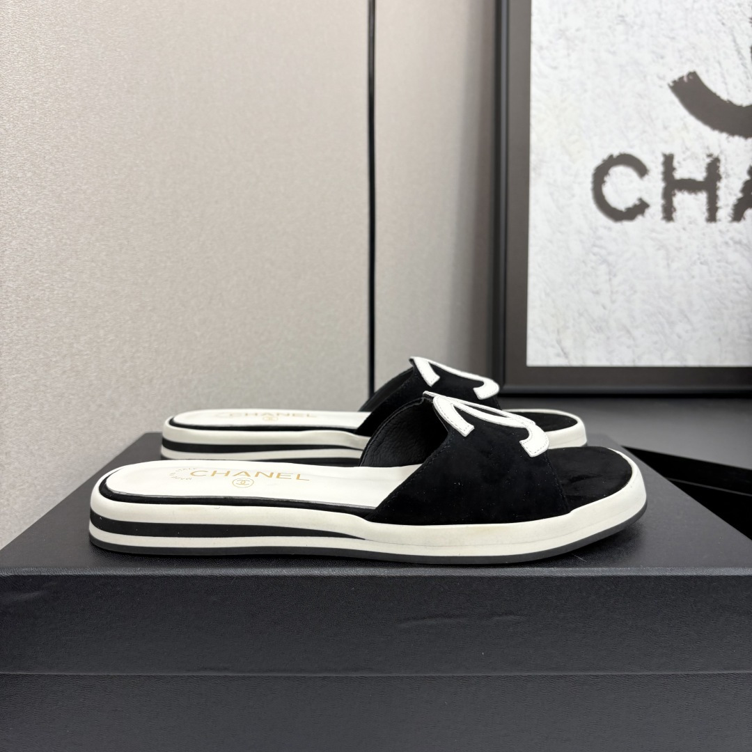 NO:259622,2025 Xiaoxiang must-have items for this season in autumn and winter!  !  Chanel's autumn and winter heavy industry hot product, Xiaohongshu is highly recommended, it looks good no matter how you match it, and it is a must-have for fashionable things. Chanel's women love simple but irresistible combinations show unique styles of dressing, free mixing and matching, and keep up with the fashionable pace of Grandma Shixiang!  !  !  Exquisite details enlarge the original mold opening hardware buckle. Top version purchasing level is created. ★ The upper is made of Yangjing, sheepskin inner lining, sheepskin footbed, foam sole, size 35-39 (40, 41 customized, slippers, chanel, slippers, sheepskin, sheep198609092025小香 本季秋冬季必备单品！！ 香奈儿秋冬重工爆款 小红书力推款,怎么搭配都好看,时髦精必备,香奈儿女士钟爱简约又难以抗拒系搭配展现与众不同的穿搭风格、自由混搭闪耀到位跟紧香奶奶时尚步伐！！！精致细节放大看原版开模五金扣 顶级版本代购级别打造★鞋面采用羊京,羊皮内里,羊皮垫脚,发泡底,码数35-39（40、41定做,拖鞋,chanel,slippers,sheepskin,sheep,Women's Shoes