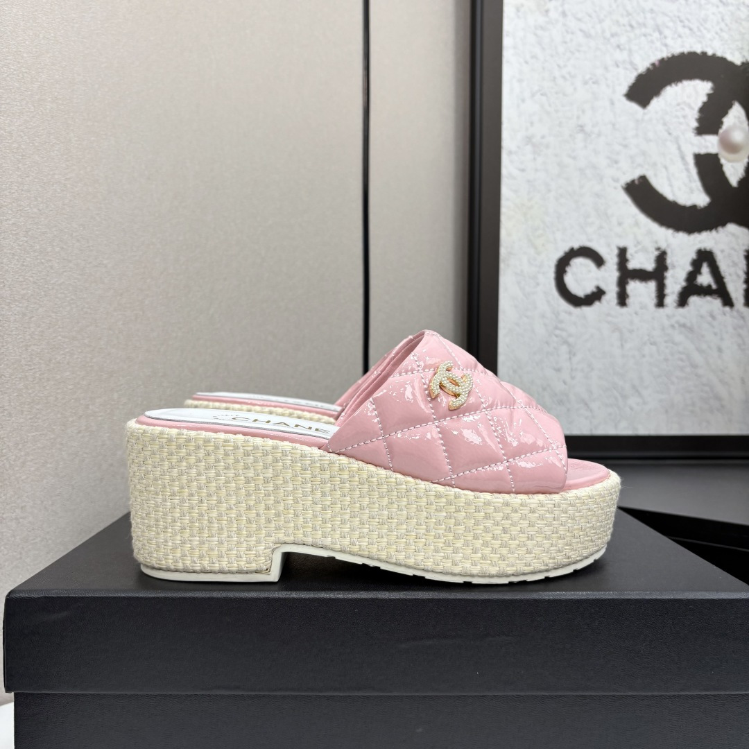 NO:260347,2025 Xiaoxiang must-have items for this season in autumn and winter!  !  Chanel's autumn and winter heavy industry hot product, Xiaohongshu is highly recommended, it looks good no matter how you match it, and it is a must-have for fashionable things. Chanel's women love simple but irresistible combinations show unique styles of dressing, free mixing and matching, and keep up with the fashionable pace of Grandma Shixiang!  !  !  Exquisite details enlarge the original mold opening hardware buckle. Top version purchasing level is created ★The upper is made of patent leather, sheepskin inner lining, sheepskin footbed, rubber sole, size 35-39 (40, 41 customized, slippers, chanel, slippers, sheepskin198609092025小香 本季秋冬季必备单品！！ 香奈儿秋冬重工爆款 小红书力推款,怎么搭配都好看,时髦精必备,香奈儿女士钟爱简约又难以抗拒系搭配展现与众不同的穿搭风格、自由混搭闪耀到位跟紧香奶奶时尚步伐！！！精致细节放大看原版开模五金扣 顶级版本代购级别打造★鞋面采用漆皮,羊皮内里,羊皮垫脚,橡胶底,码数35-39（40、41定做,拖鞋,chanel,slippers,sheepskin,Women's Shoes