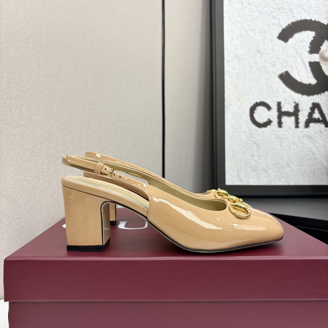 NO:239798,GUCCI Gucci/Gucci high-end quality 2025 early spring new original style original single quality! Every detail has been carefully crafted and can be compared with ZG, with the same quality as ZG!  Fabric beef patent leather inner lining / footbed high-end custom sheepskin lining heel height 6cm outsole Italian genuine leather sole Size 34-41 (34.40.41. Custom made, no return) This mid-heel light-mouth shoe is made of leather, matched with square toe and three-dimensional square heel designs, exquisite and delicate details make the whole design exude an elegant charm. The golden horse buckle injects brand identity connotation into the style ● Horse buckle details. Three-dimensional square heel ● Italian creation, sandals, gucci, gucci, sandals, sheepskin19860909GUCCI 古琦/古驰高端精品 2025早春新款原汁原味原单品质!每个细节皆经过精心细致打造,可与ZG对比如一,无二品质！ 面料牛漆皮 内里／垫脚高端定制羊皮内里 跟高6cm  大底意大利真皮底 尺码34-41（34.40.41.定做,不退换） 这款中跟浅口鞋采用皮革制作,搭配方形鞋头和立体方跟等设计,精致细腻的细节令整款设计散发出优雅的韵味.金色调马衔扣为该款造型注入了品牌标识内涵 ●马衔扣细节.立体方跟●意大利创作,凉鞋,gucci,gucci,sandals,sheepskin,Women's Shoes