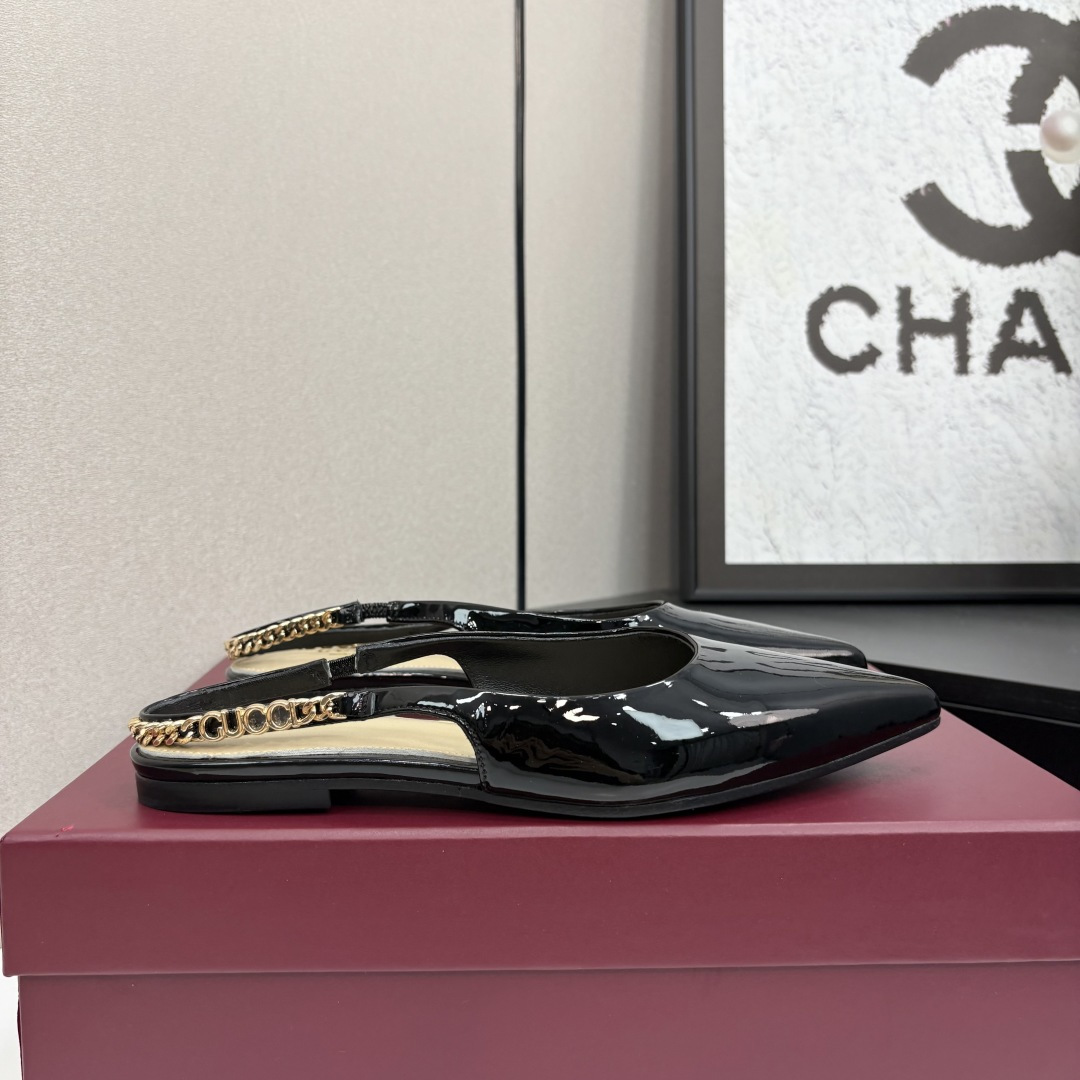 NO:239792,GUCCI Gucci/Gucci high-end quality 2025 early spring new original style original single quality! Every detail has been carefully crafted and can be compared with ZG, with the same quality as ZG!  Fabric beef patent leather inner lining / footbed high-end custom sheepskin lining outsole Italian genuine leather sole Size 34-41 (34.40.41. Custom made, no return) This mid-heel light-mouth shoe is made of leather, matched with square toe and three-dimensional square heel designs. The exquisite and delicate details make the whole design exude an elegant charm. The golden horse bits inject the brand identity connotation into the style, sandals, gucci, gucci, sandals, sheepskin19860909GUCCI 古琦/古驰高端精品 2025早春新款原汁原味原单品质!每个细节皆经过精心细致打造,可与ZG对比如一,无二品质！ 面料牛漆皮 内里／垫脚高端定制羊皮内里 大底意大利真皮底 尺码34-41（34.40.41.定做,不退换） 这款中跟浅口鞋采用皮革制作,搭配方形鞋头和立体方跟等设计,精致细腻的细节令整款设计散发出优雅的韵味.金色调马衔扣为该款造型注入了品牌标识内涵,凉鞋,gucci,gucci,sandals,sheepskin,Women's Shoes