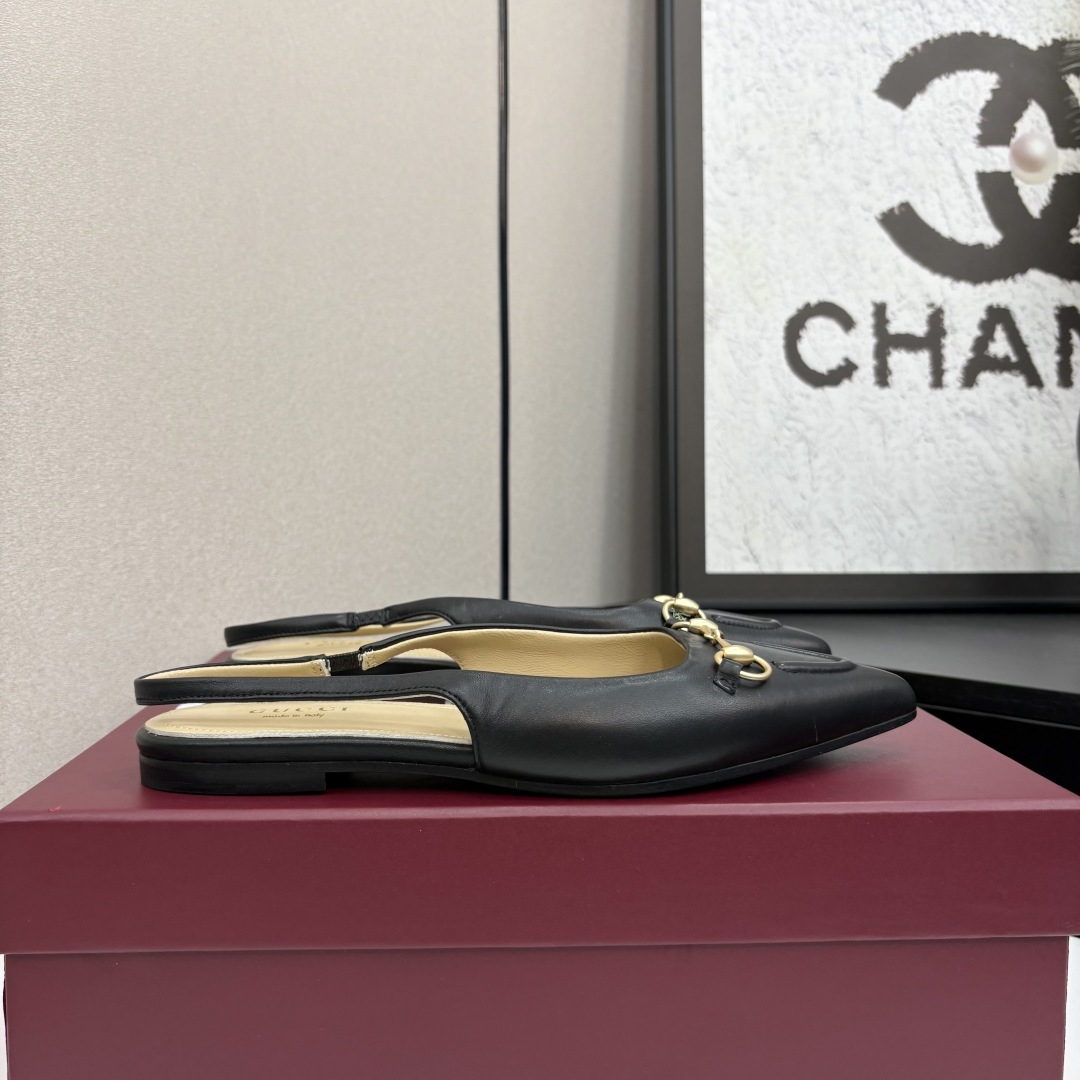 NO:239795,GUCCI Gucci/Gucci high-end quality 2025 early spring new original style original single quality! Every detail has been carefully crafted and can be compared with ZG, with the same quality as ZG!  Fabric cowhide inner lining / footbed high-end custom sheepskin lining outsole Italian genuine leather sole Size 34-41 (34.40.41. Custom made, no return) This mid-heel light-mouth shoe is made of leather, matched with square toe and three-dimensional square heel designs. The exquisite and delicate details make the whole design exude an elegant charm. The golden horse buckle injects brand identity connotation into the style, sandals, gucci, gucci, sandals, cowhide, sheepskin19860909GUCCI 古琦/古驰高端精品 2025早春新款原汁原味原单品质!每个细节皆经过精心细致打造,可与ZG对比如一,无二品质！ 面料牛皮 内里／垫脚高端定制羊皮内里 大底意大利真皮底 尺码34-41（34.40.41.定做,不退换） 这款中跟浅口鞋采用皮革制作,搭配方形鞋头和立体方跟等设计,精致细腻的细节令整款设计散发出优雅的韵味.金色调马衔扣为该款造型注入了品牌标识内涵,凉鞋,gucci,gucci,sandals,cowhide,sheepskin,Women's Shoes