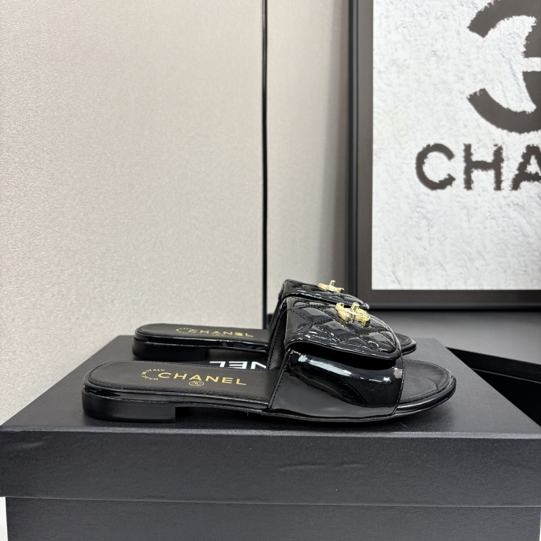 NO:239783,2025★★★★★★ Many celebrities are here to watch, a versatile series that domestic and foreign bloggers are popular. A must-have for spring and summer wardrobe matching. Sandals are the first choice. Upper patent leather inner lining: imported crystal sheepskin lining, big sole genuine leather sole Shoe size: 35-39 (34.40, 41, customized non-return and exchange) Delivery luxury latest counter synchronous packaging, slippers, sandals, slippers, sheepskin198609092025★★★★★ 众多明星网红上脚,国内外博主刷爆的一个百搭系列,春夏衣橱搭配必备 凉鞋首选. 鞋面漆皮  内里: 进口水晶羊皮内里 大底真皮底 鞋码: 35-39（34.40、41、定做不退换） 配送豪华最新专柜同步包装,拖鞋,sandals,slippers,sheepskin,Women's Shoes