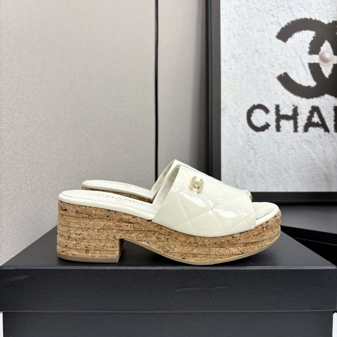 NO:239780,2025★★★★★★ Many celebrities are here to watch, a versatile series that domestic and foreign bloggers are popular. A must-have for spring and summer wardrobe matching. Sandals are the first choice. Upper patent leather inner lining: imported crystal sheepskin lining, outsole rubber Shoe size: 35-39 (34.40, 41, customized non-return and exchange) Delivery luxury latest counter synchronous packaging, slippers, sandals, slippers, sheepskin198609092025★★★★★ 众多明星网红上脚,国内外博主刷爆的一个百搭系列,春夏衣橱搭配必备 凉鞋首选. 鞋面漆皮  内里: 进口水晶羊皮内里 大底橡胶 鞋码: 35-39（34.40、41、定做不退换） 配送豪华最新专柜同步包装,拖鞋,sandals,slippers,sheepskin,Women's Shoes