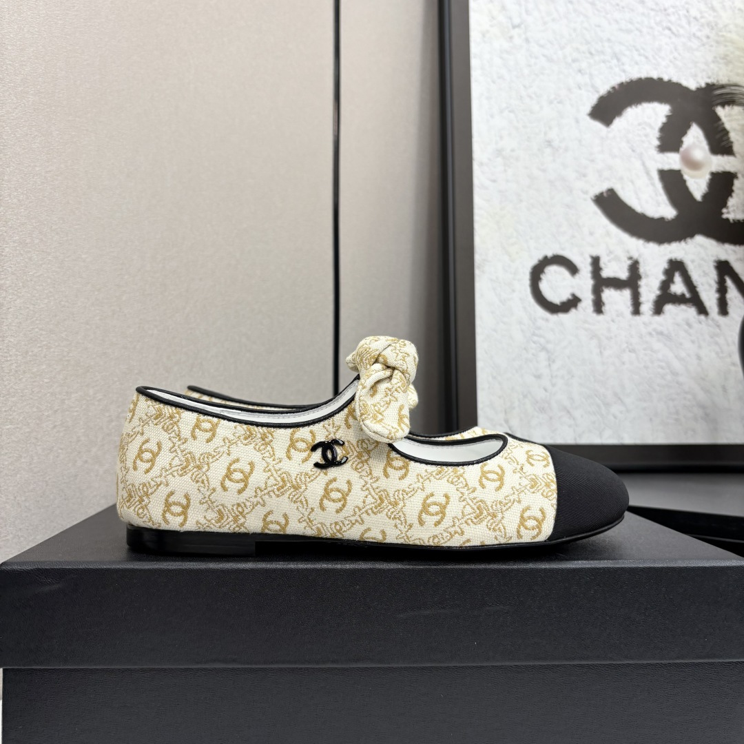 NO:239788,Chanel 25C Early Spring Mary Jane Single Shoes Series Shoes This season's shoes are great!  The pure black Mary Jane is very comfortable on her feet. The upper is also soft and the upper is soft, so you don’t have to worry about getting your feet. The rabbit ears are cute, and the black and white color combination and black cloth look very good. The upper is satin, inner sheepskin, genuine leather soles. Size:35-39 40/41 Custom made, single shoes, Mary Jane, chanel, mary jane, sheepskin, silk fabric, Leather soles19860909Chanel 25C早春玛丽珍单鞋系列 这一季的鞋子都很棒耶！ 纯黑色玛丽珍上脚很舒服鞋面皮质也很软,不用担心会磨脚.兔耳朵也好可爱,黑白拼色和黑色布面都很好看. 鞋面绸缎 内里羊皮 真皮大底 Size:35-39 40/41订做,单鞋玛丽珍,chanel,mary jane,sheepskin,silk fabric,Leather soles,Women's Shoes