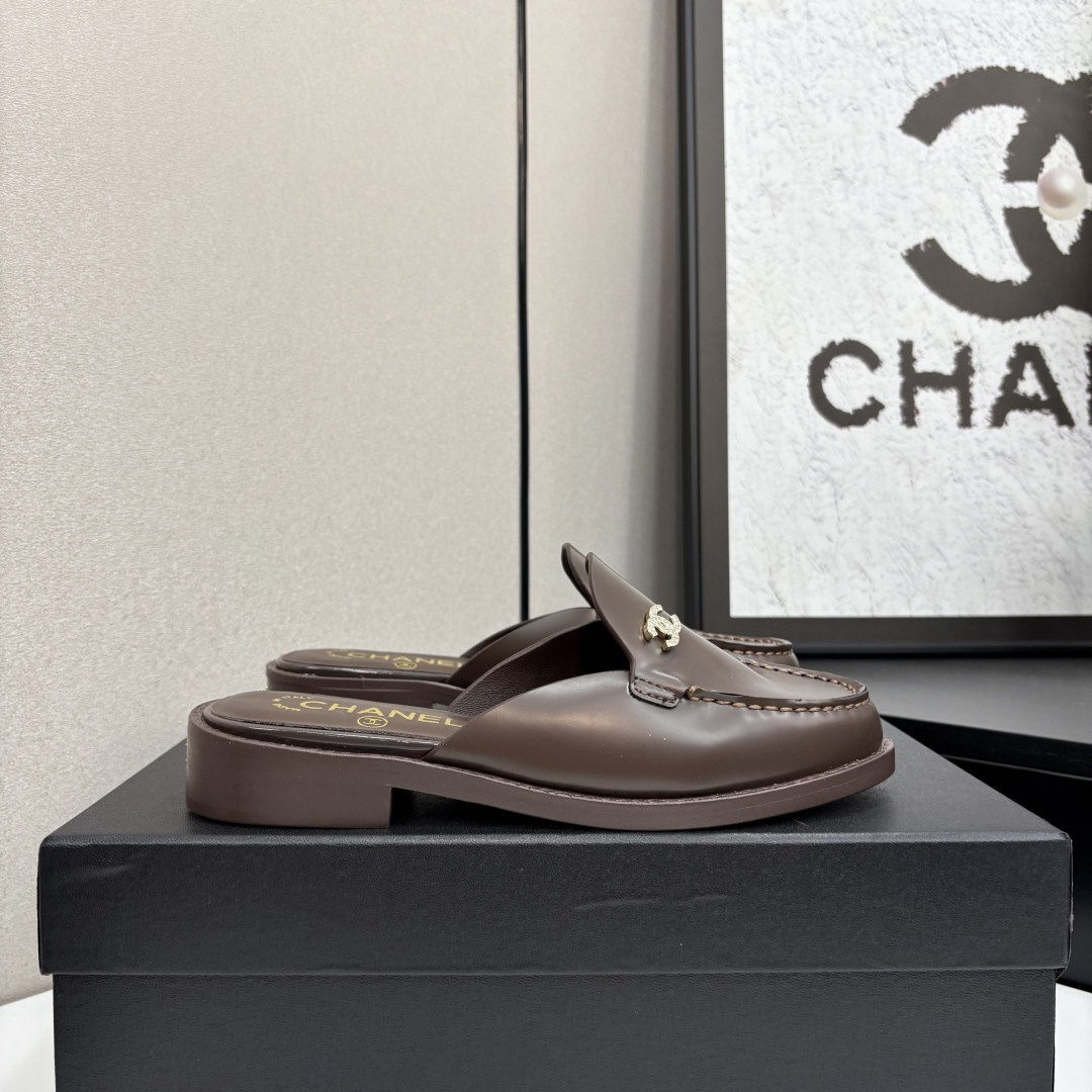 NO:239785,2025 Xiaoxiang must-have items for this season in autumn and winter!  !  Chanel's autumn and winter heavy industry hot product, Xiaohongshu is highly recommended, it looks good no matter how you match it, and it is a must-have for fashionable things. Chanel's women love simple but irresistible combinations show unique styles of dressing, free mixing and matching, and keep up with the fashionable pace of Grandma Shixiang!  !  !  Exquisite details enlarge the original mold opening hardware buckle. The top version of the purchasing level is created. ★ The upper is made of original custom cowhide, sheepskin inner lining, sheepskin footbed, genuine leather sole, size 35-39 (40, 41 customized, semi-torque, chanel, cowhide, sheepskin198609092025小香 本季秋冬季必备单品！！ 香奈儿秋冬重工爆款 小红书力推款,怎么搭配都好看,时髦精必备,香奈儿女士钟爱简约又难以抗拒系搭配展现与众不同的穿搭风格、自由混搭闪耀到位跟紧香奶奶时尚步伐！！！精致细节放大看原版开模五金扣 顶级版本代购级别打造★鞋面采用原版定制牛皮,羊皮内里,羊皮垫脚,真皮底,码数35-39（40、41定做,半拖,chanel,cowhide,sheepskin,Women's Shoes