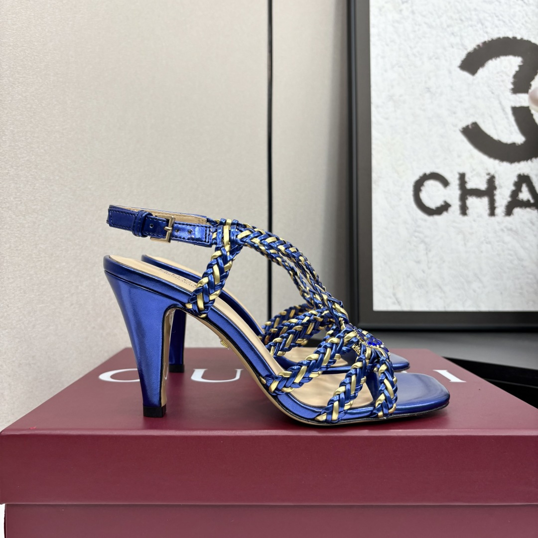 NO:251644,G Home High-end Boutique Gucci crystal embellished diamond buckle sandals top-level purchasing quality!  The original version is replicated 1:1, and every detail has been carefully polished and carefully made!  This lace-up sandal is made of shiny GG crystal gold interlocking double G hardware buckle embellished with fine cage upper. It has elegant feminine charm details to show the concept of femininity and creates amazing works [celebrating] [celebrating] [celebrating] [celebrating] Original custom fabric inner/foot-pad imported sheepskin heel 9cm outsole Italian genuine leather sole Size 35-42 (.41.42 custom made without return) Price, high heels sandals, gucci, gucci, sandals, high heels, sheepskin19860909G家高端精品 古驰水晶缀饰钻扣凉鞋顶级代购品质！原版1:1复刻,毎个细节皆经过精心打磨细腻制作！ 这款后系带凉鞋由饰闪亮GG水晶金色互扣式双G五金扣点缀细带精致笼形鞋面制作而成,富有优雅女性魅力细节展现女性气质的理念,打造令人惊艳的作品[庆祝][庆祝][庆祝] 面料原版定制 内里/垫脚进口羊皮里 鞋跟9cm 大底意大利真皮底 码数35-42（.41.42定做不退换） 价格,高跟鞋凉鞋,gucci,gucci,sandals,high heels,sheepskin,Women's Shoes