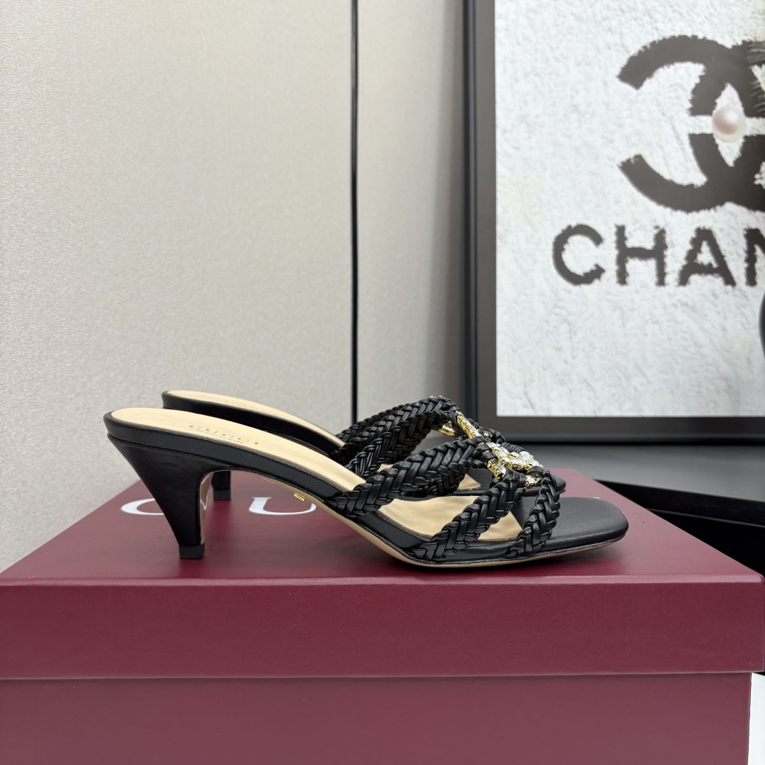 NO:251633,G Home High-end Boutique Gucci crystal embellished diamond buckle sandals top-level purchasing quality!  The original version is replicated 1:1, and every detail has been carefully polished and carefully made!  This lace-up sandal is made of shiny GG crystal gold interlocking double G hardware buckle embellished with fine cage upper. It has elegant feminine charm details to show the concept of femininity and creates amazing works [celebrating] [celebrating] [celebrating] [celebrating] Original custom fabric inner/foot-pad imported sheepskin heel 9cm outsole Italian genuine leather sole Size 35-42 (.41.42 custom made without return) Price, high heels, gucci, gucci, sandals, high heels, sheepskin19860909G家高端精品 古驰水晶缀饰钻扣凉鞋顶级代购品质！原版1:1复刻,毎个细节皆经过精心打磨细腻制作！ 这款后系带凉鞋由饰闪亮GG水晶金色互扣式双G五金扣点缀细带精致笼形鞋面制作而成,富有优雅女性魅力细节展现女性气质的理念,打造令人惊艳的作品[庆祝][庆祝][庆祝] 面料原版定制 内里/垫脚进口羊皮里 鞋跟9cm 大底意大利真皮底 码数35-42（.41.42定做不退换） 价格,高跟鞋,gucci,gucci,sandals,high heels,sheepskin,Women's Shoes