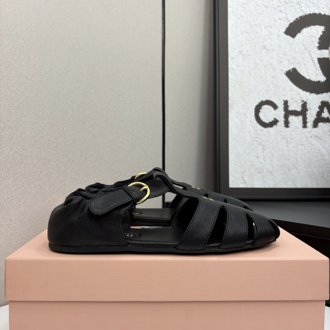 NO:251638,MiuMiu Miu Ss Early Spring New Style, Lazy Sandals with one foot, Official Spring and Summer Show new style, fashionable and versatile, salty and sweet, and does not polish your feet at all. Whether worn barefoot or with socks, it will reduce your age and be super invincible and versatile!  Upper sheepskin inner foot pad sheepskin original sole rubber outsole Size# 35-39 (40. Custom made no return or exchange), sandals, miumiu, sandals, sheepskin, socks19860909MiuMiu 缪缪 ss早春新款 一脚蹬懒人凉鞋 官方春夏走秀新款,时髦百搭·即可咸又可甜 一点也不磨脚 无论光脚穿还是搭配袜子穿都超级减龄 超级无敌百搭！ 鞋面羊皮 内里垫脚羊皮 鞋底原版橡胶大底 Size# 35-39（40.订做不退换）,凉鞋,miumiu,sandals,sheepskin,socks,Women's Shoes