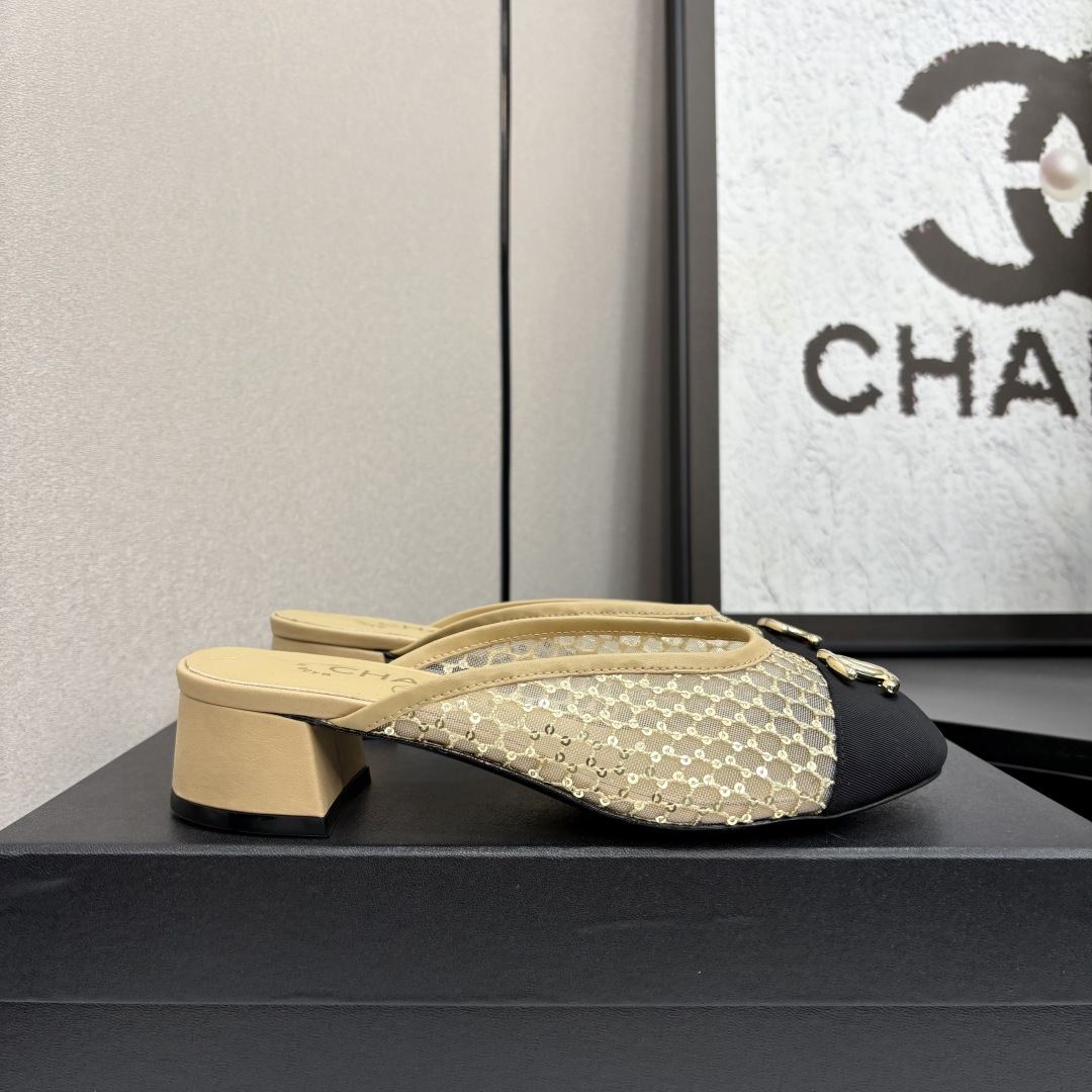 ¡Los clásicos durarán para siempre! Los mules y medias pantuflas de CHANEL cuentan con el icónico logo de la doble C, l…