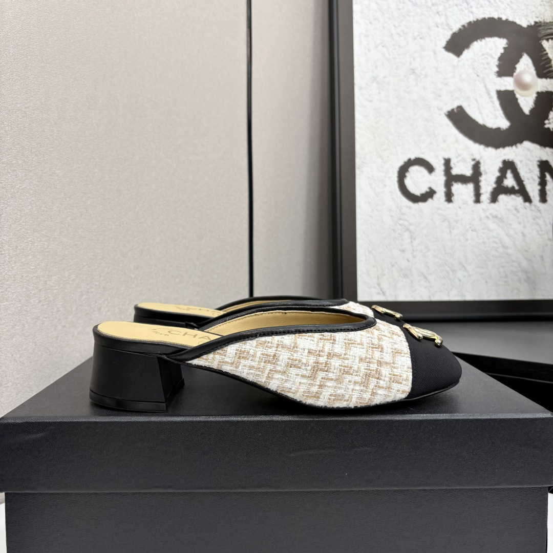 NO:249499,Classics will be passed down forever!  CHANEL Chanel's mules half slippers, the iconic double C logo is dazzling and full of recognition. The upper is unique, and the transparent mesh and tweed show the elegant texture. The simple square head is matched with a neat thick heel, comfortable and yet stylish. Whether it is matched with skirts or trousers, it can easily create a French romantic style and is a must-have item for fashion experts. Heel height is 4cm, genuine leather sole, 65-39 (40.41 fixed), semi-torque, chanel, chanel, slippers, skirts19860909经典永流传！CHANEL香奈儿这款穆勒鞋半拖鞋,标志性双C logo 闪耀夺目,辨识度拉满.鞋面材质独特,透明网纱与粗花呢尽显优雅质感.简约方头搭配利落粗跟,舒适又不失格调.无论是搭配裙装还是裤装,都能轻松营造法式浪漫风情,是时尚达人必备单品.跟高4cm,真皮底,65-39（40.41定）,半拖,chanel,chanel,slippers,skirts,Women's Shoes