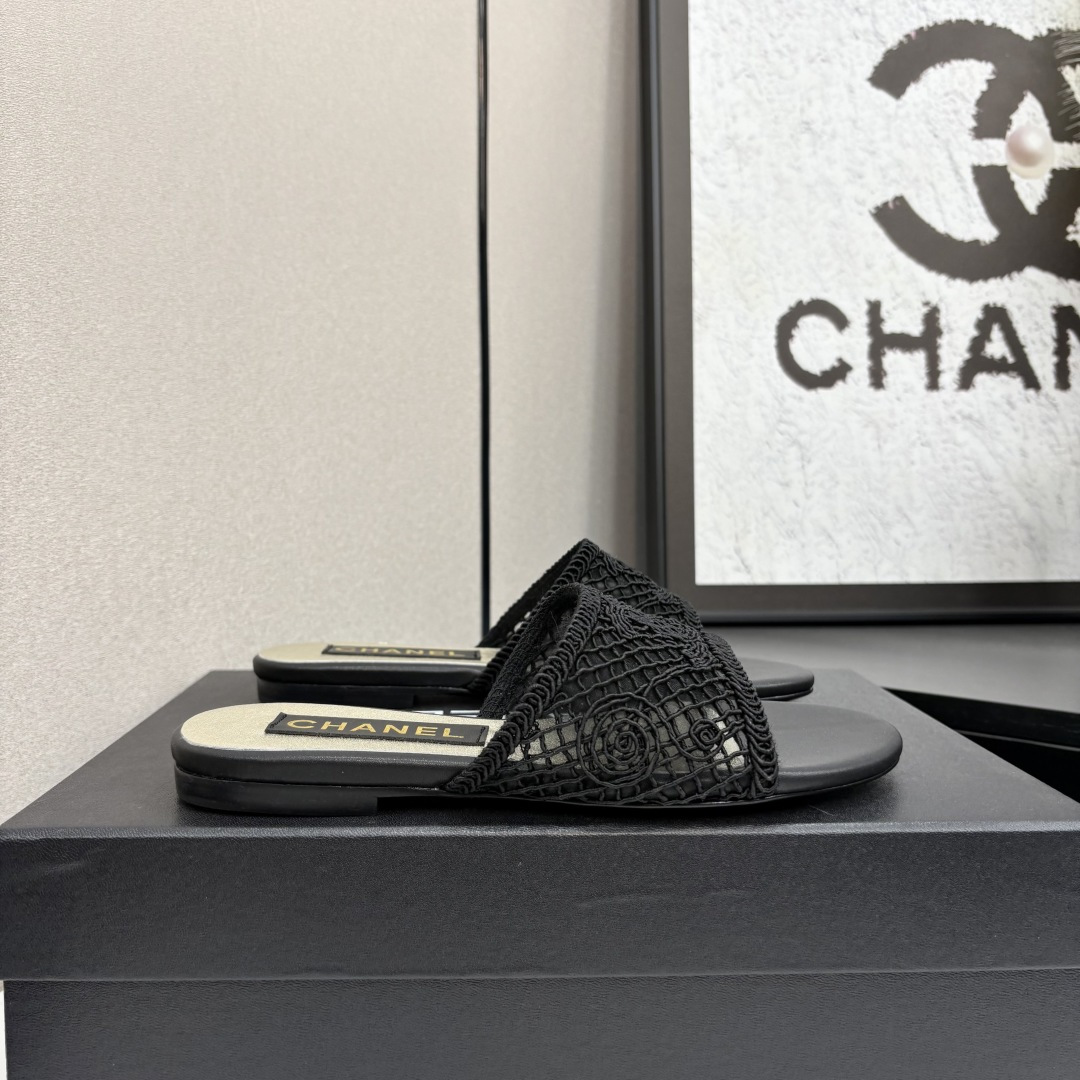 NO:251604,2025★★★★★★ Many celebrities are popular, a versatile series that domestic and foreign bloggers are popular. A must-have for spring and summer wardrobe matching. Sandals are the first choice. Upper lace silk satin inner lining: imported crystal sheepskin lining, original mold-open custom leather sole Shoe size: 35-39 (40, 41, custom made without return) Delivery of luxury latest counter synchronous packaging, slippers, sandals, slippers, sheepskin, silk fabric, Leather soles198609092025★★★★★ 众多明星网红上脚,国内外博主刷爆的一个百搭系列,春夏衣橱搭配必备 凉鞋首选. 鞋面蕾丝绸缎  内里: 进口水晶羊皮内里 大底原版开模定制真皮大底 鞋码: 35-39（40、41、定做不退换） 配送豪华最新专柜同步包装,拖鞋,sandals,slippers,sheepskin,silk fabric,Leather soles,Women's Shoes