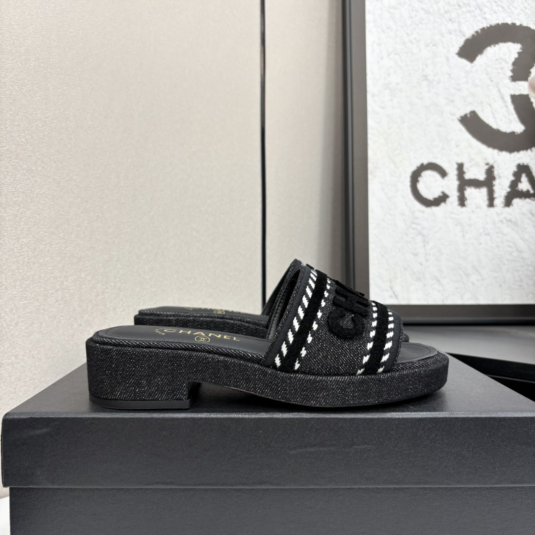 NO:251599,2025★★★★★★ Many celebrities are here to watch, a versatile series that domestic and foreign bloggers are popular. A must-have for spring and summer wardrobe matching. Sandals are the first choice. Upper silk embroidery. Inner: imported crystal sheepskin inner lining. Original mold-open custom leather sole. Shoe size: 35-39 (40, 41, custom-made, no return or exchange) Delivery luxury latest counter synchronous packaging, slippers, sandals, slippers, sheepskin, silk fabric, Leather soles198609092025★★★★★ 众多明星网红上脚,国内外博主刷爆的一个百搭系列,春夏衣橱搭配必备 凉鞋首选. 鞋面绸缎刺绣  内里: 进口水晶羊皮内里 大底原版开模定制真皮大底 鞋码: 35-39（40、41、定做不退换） 配送豪华最新专柜同步包装,拖鞋,sandals,slippers,sheepskin,silk fabric,Leather soles,Women's Shoes