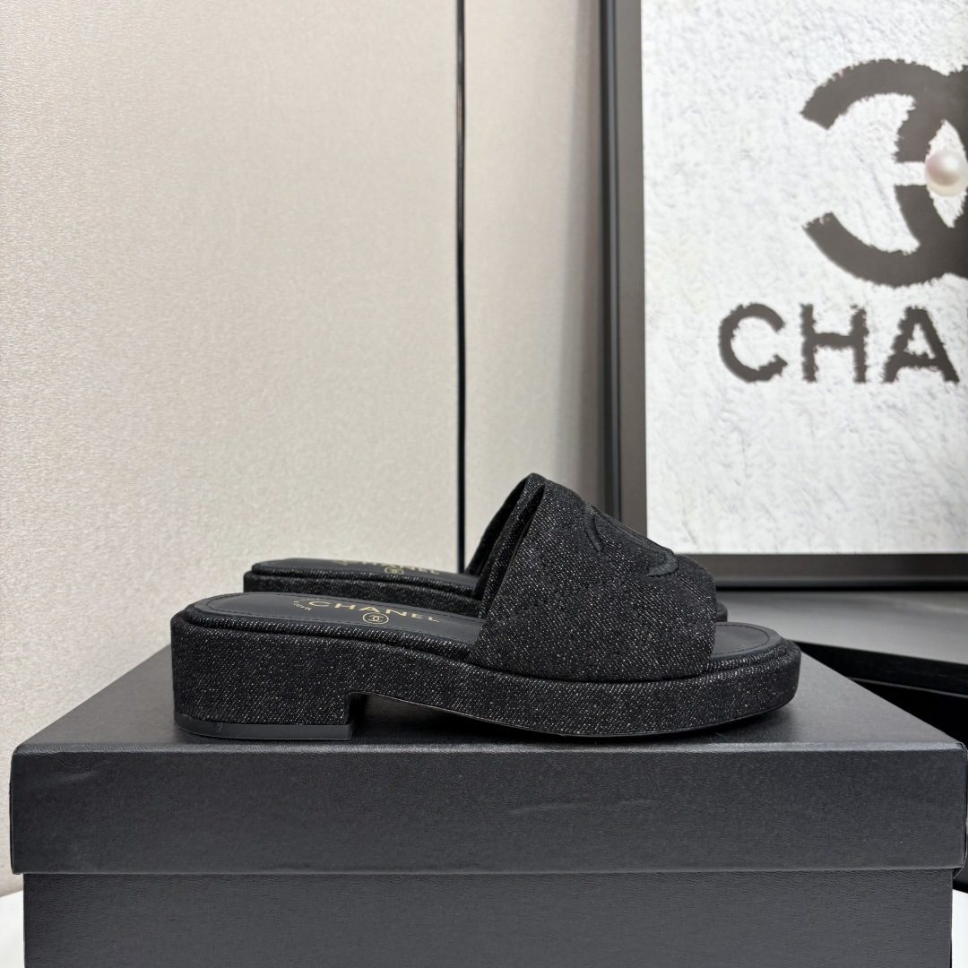 NO:251596,2025★★★★★★ Many celebrities are popular, a versatile series that domestic and foreign bloggers are popular. A must-have for spring and summer wardrobe matching. Sandals are the first choice. Upper sheepskin, silk lining: imported crystal sheepskin inner lining, original mold-open custom leather sole Shoe size: 35-39 (40, 41, custom made without return) Delivery luxury latest counter synchronous packaging, slippers, sandals, slippers, sheepskin, silk fabric, Leather soles198609092025★★★★★ 众多明星网红上脚,国内外博主刷爆的一个百搭系列,春夏衣橱搭配必备 凉鞋首选. 鞋面羊皮,绸缎  内里: 进口水晶羊皮内里 大底原版开模定制真皮大底 鞋码: 35-39（40、41、定做不退换） 配送豪华最新专柜同步包装,拖鞋,sandals,slippers,sheepskin,silk fabric,Leather soles,Women's Shoes