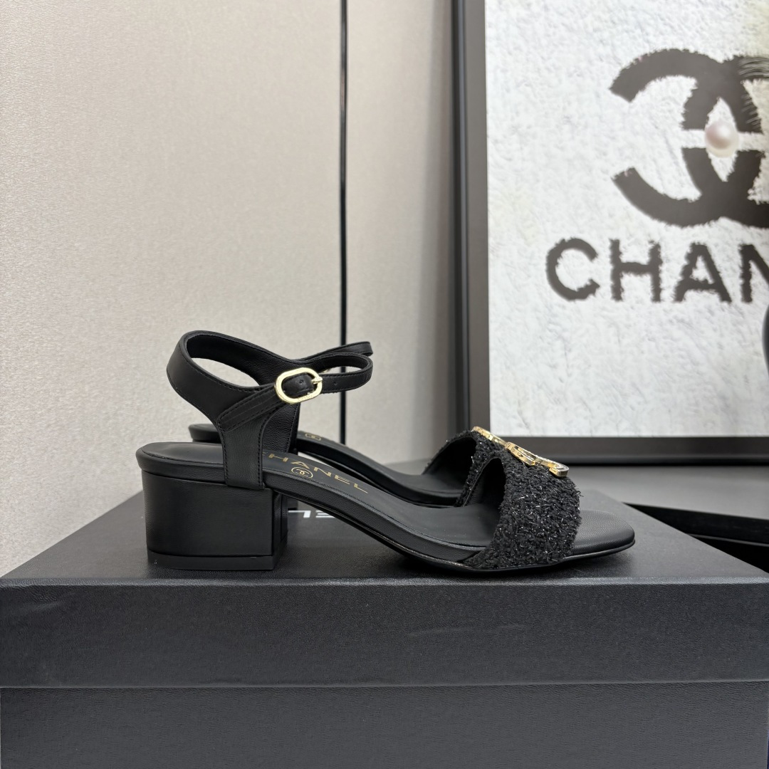 NO:251591,2025ss CHANEL C home mid-heel sandals, the iconic double C buttons are luxurious and eye-catching, highlighting the brand style. Various colors and materials are suitable for different dressing scenes. Whether you are strolling on the street or attending parties, it can enhance your temperament, allowing you to easily become the focus, and take the fashion road with elegant steps!  Silk and satin fabric, sheepskin lining, 35-39 (40.41 fixed), sandals, chanel, chanel, chanel, sandals, sheepskin, silk fabric198609092025ss CHANEL香奈儿c家中跟凉鞋,标志性双C扣奢华吸睛,彰显品牌格调.多样色彩与材质,适配不同穿搭场景.无论是漫步街头还是出席派对,它都能提升气质,让你轻松成为焦点,用优雅步伐踏出时尚之路！丝绸绸缎面料,羊皮内里,35-39（40.41定）,凉鞋,chanel,chanel,chanel,sandals,sheepskin,silk fabric,Women's Shoes